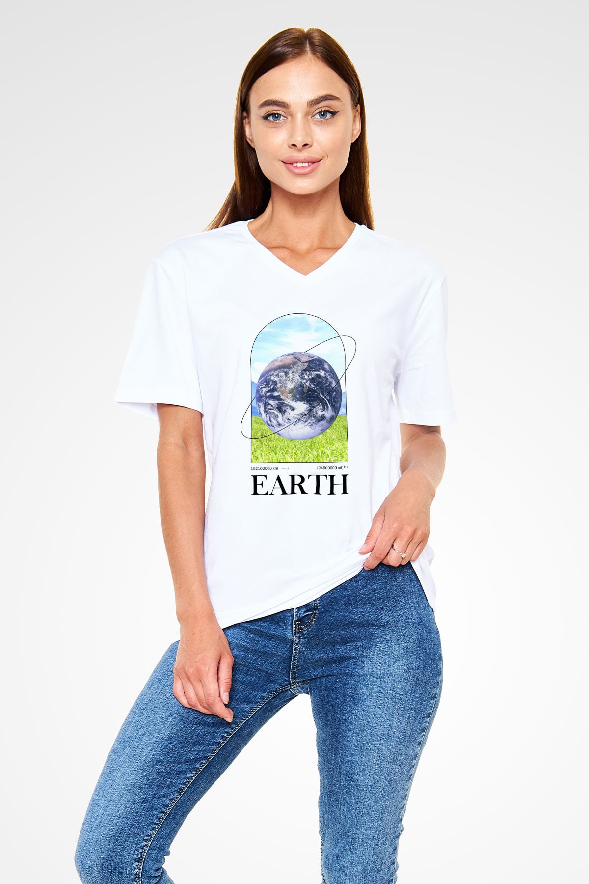 Dünya Baskılı Unisex V Yaka Beyaz Tişört - Tshirt