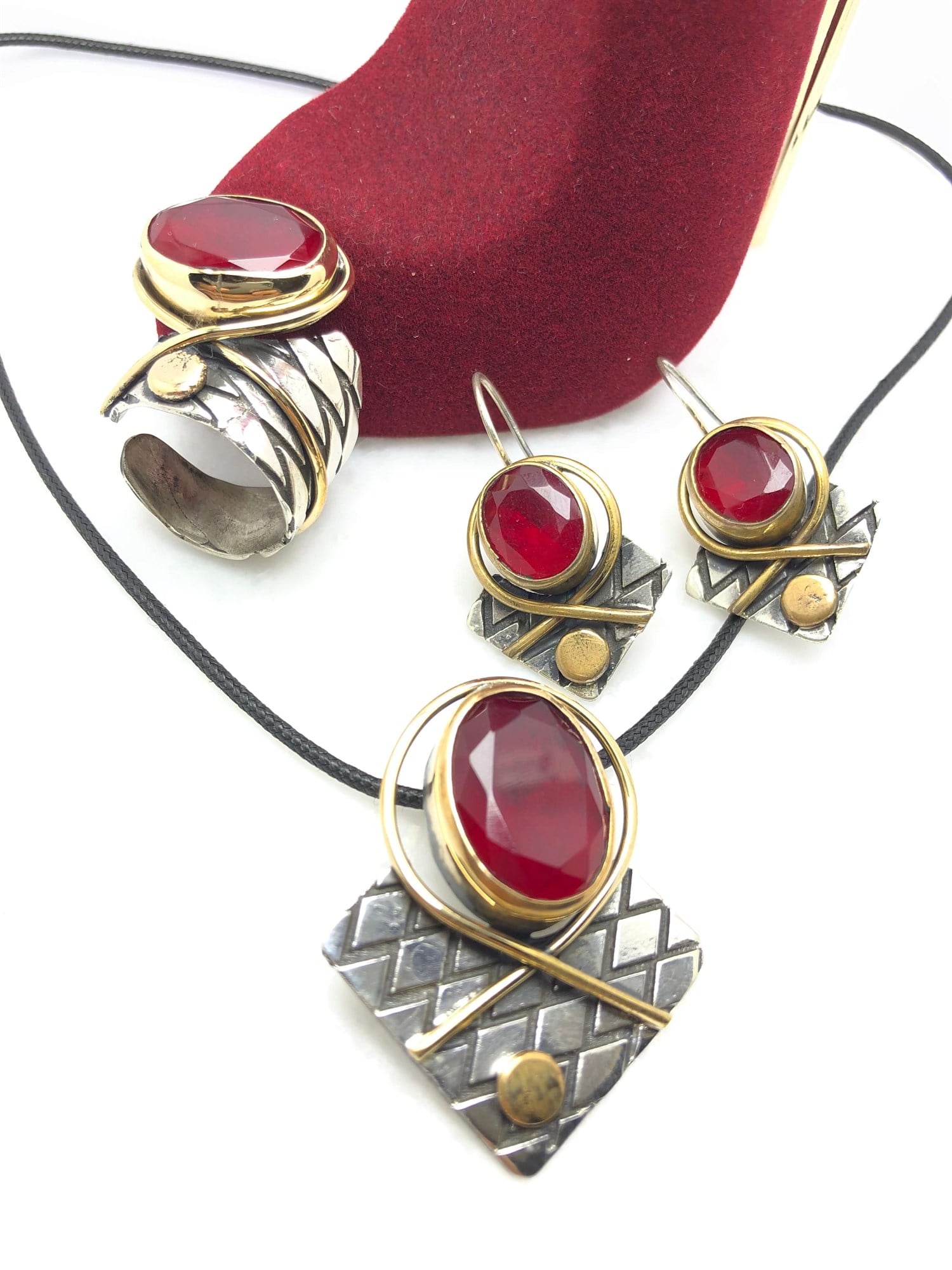 Simetrik Tasarım Yakut Taşlı Gümüş Üçlü Set