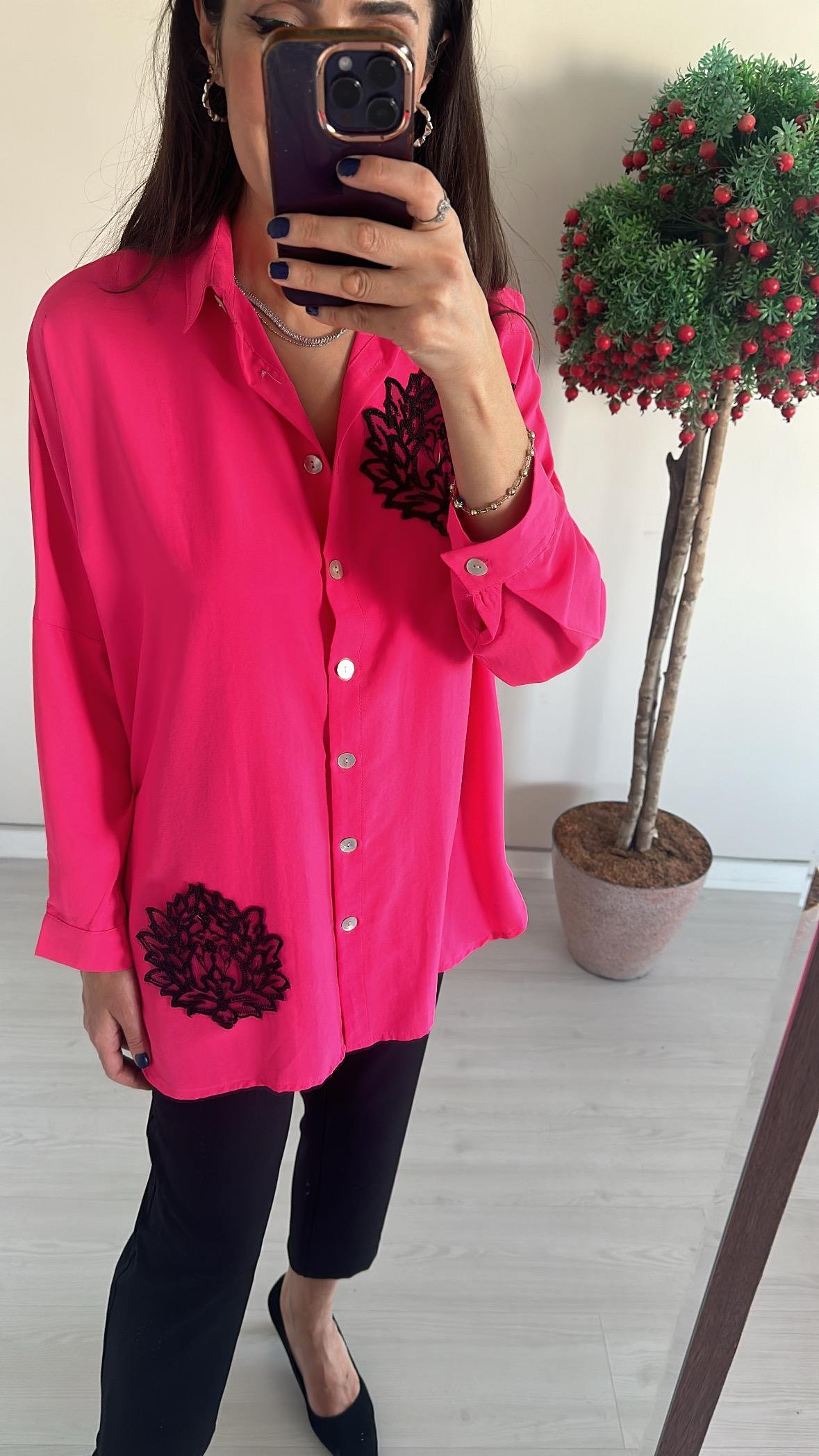 Monika pembe  Gömlek