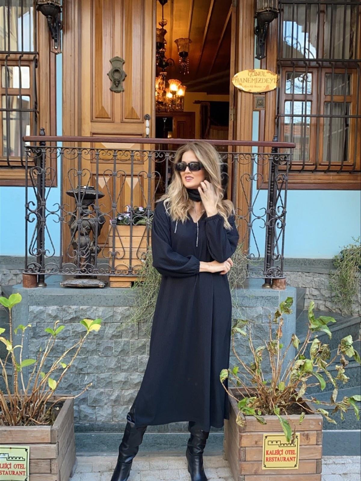 Siyah Adyes Yırtmaç Detaylı Elbise
