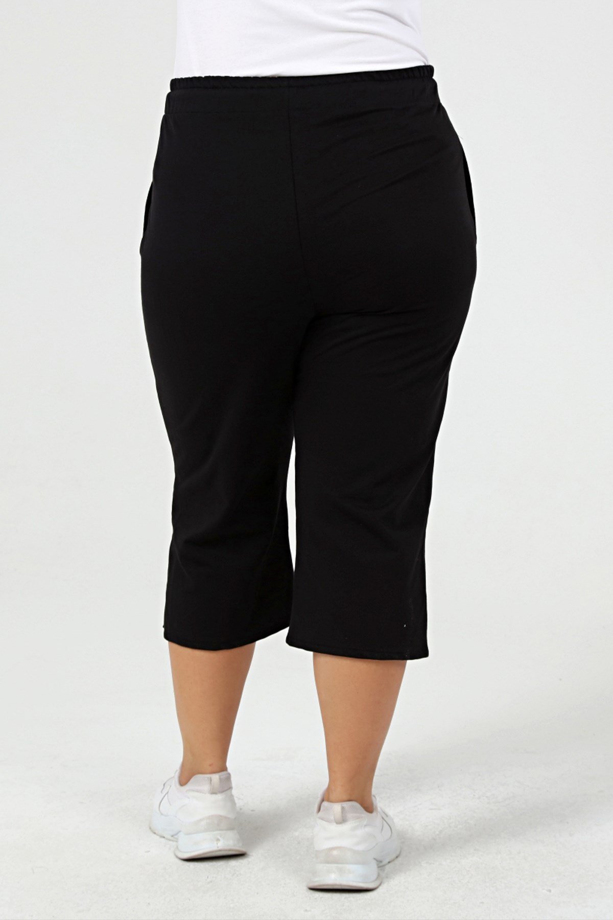 Büyük Beden Beli Bağcıklı Paça Yırtmaç Detaylı Kapri SiyahCurvy TrendBüyük Beden Beli Bağcıklı Paça Yırtmaç Detaylı Kapri Siyah