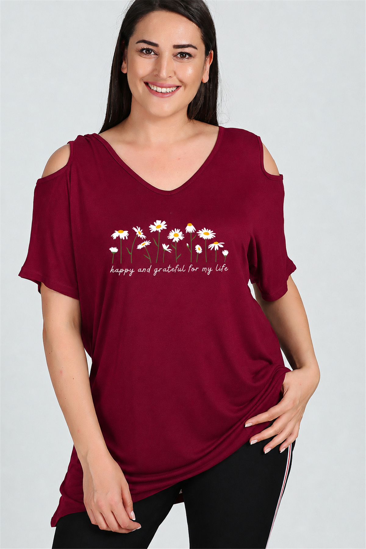 Büyük Beden Daisies Baskılı Omuzu V Pencere Kısa Kol Bluz BordoCurvy TrendBüyük Beden Daisies Baskılı Omuzu V Pencere Kısa Kol Bluz Bordo