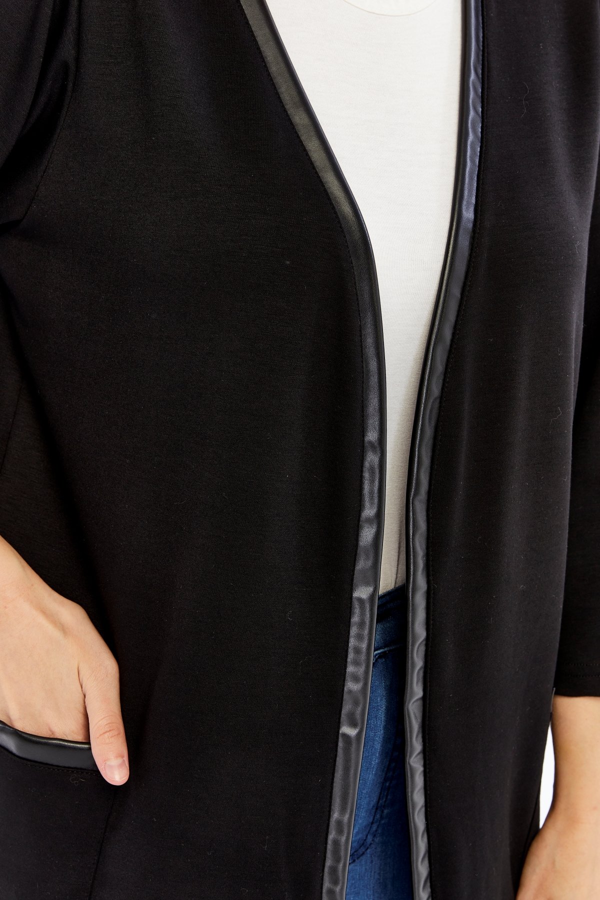 Büyük Beden Deri Garnili Cepli Yumuşak Dökümlü Kumaş Hırka SiyahCurvy TrendBüyük Beden Deri Garnili Cepli Yumuşak Dökümlü Kumaş Hırka Siyah