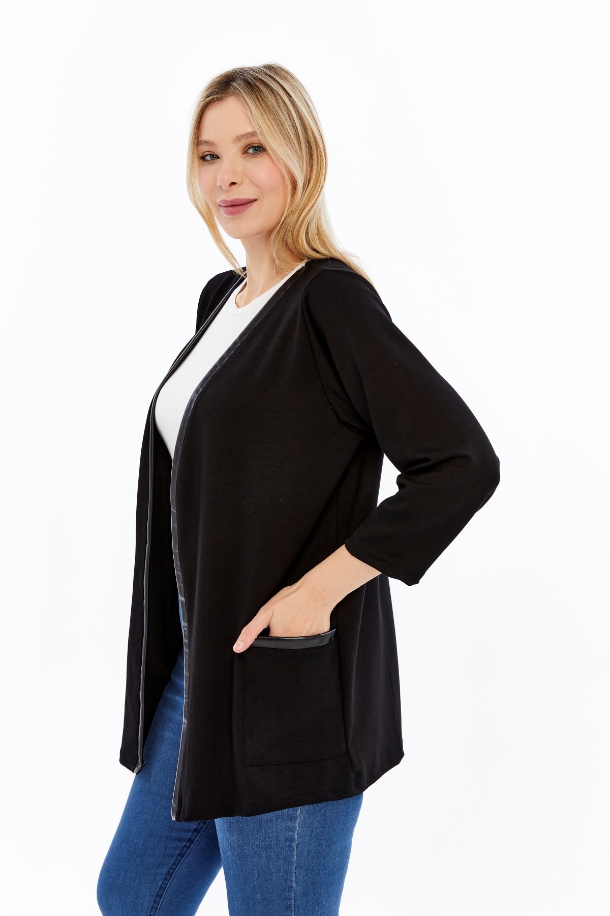 Büyük Beden Deri Garnili Cepli Yumuşak Dökümlü Kumaş Hırka SiyahCurvy TrendBüyük Beden Deri Garnili Cepli Yumuşak Dökümlü Kumaş Hırka Siyah