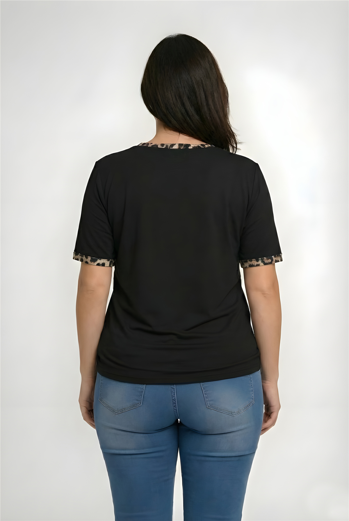 Büyük Beden Göğüs ve Biye Leopar Desenli Kısa Kol Bluz SiyahCurvy TrendBüyük Beden Göğüs ve Biye Leopar Desenli Kısa Kol Bluz Siyah