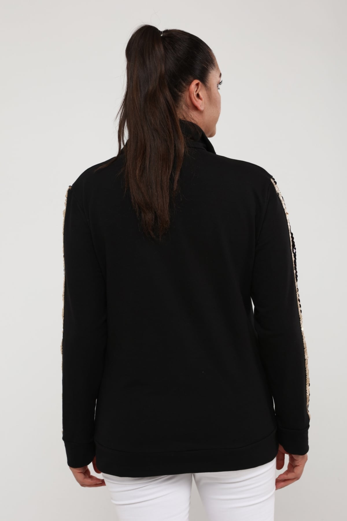 Büyük Beden Kolüstü Pullu Aksesuarlı Fermuarlı Sweatshirt Siyah AltınCurvy TrendBüyük Beden Kolüstü Pullu Aksesuarlı Fermuarlı Sweatshirt Siyah Altın