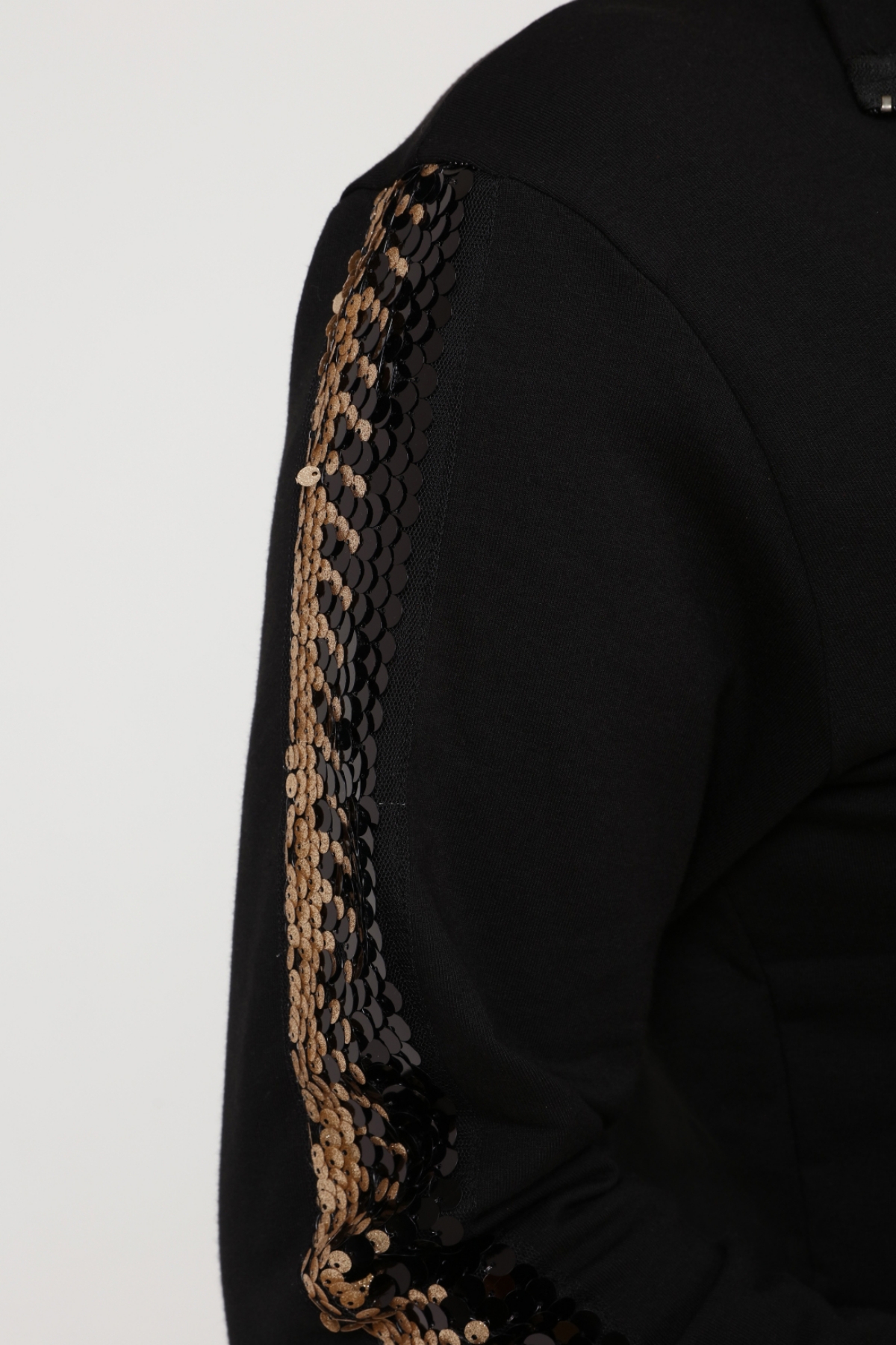 Büyük Beden Kolüstü Pullu Aksesuarlı Fermuarlı Sweatshirt Siyah AltınCurvy TrendBüyük Beden Kolüstü Pullu Aksesuarlı Fermuarlı Sweatshirt Siyah Altın