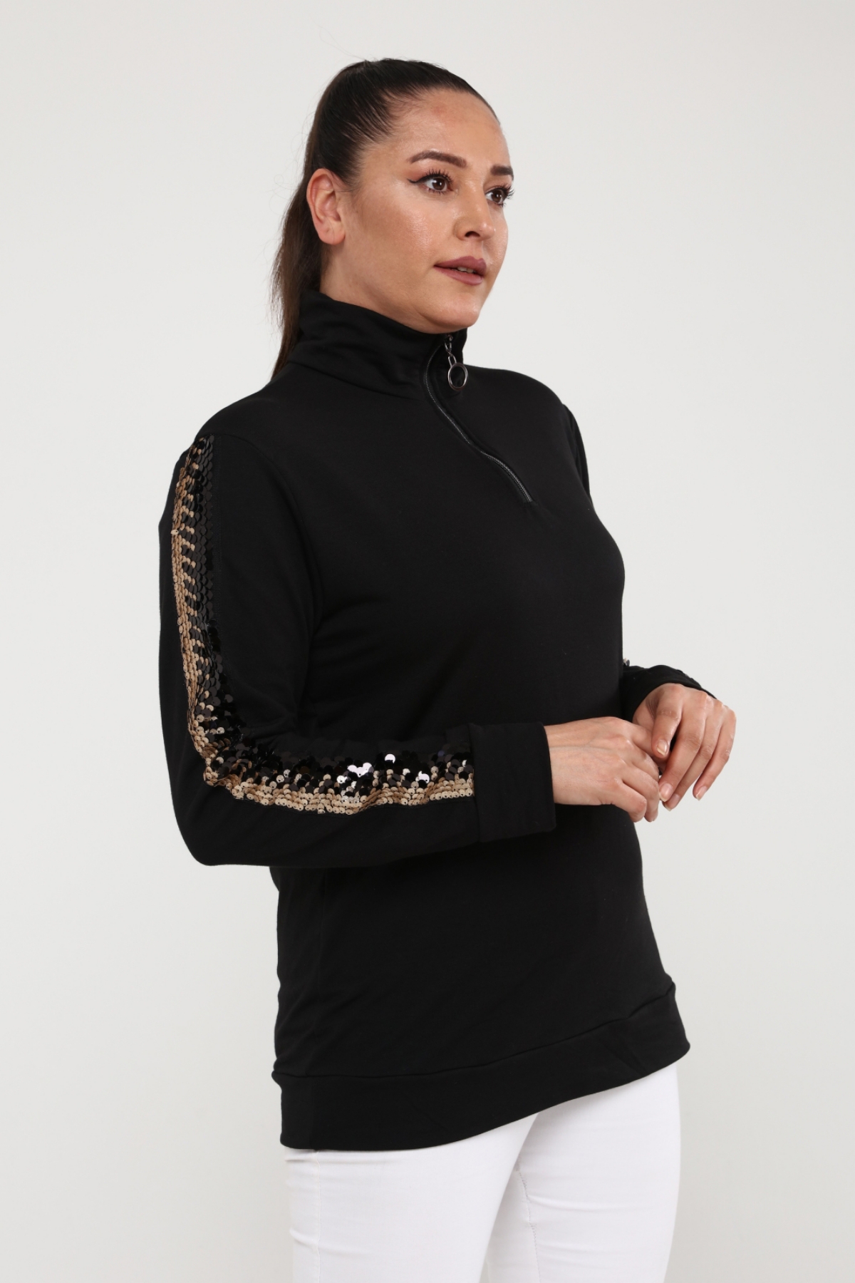 Büyük Beden Kolüstü Pullu Aksesuarlı Fermuarlı Sweatshirt Siyah AltınCurvy TrendBüyük Beden Kolüstü Pullu Aksesuarlı Fermuarlı Sweatshirt Siyah Altın