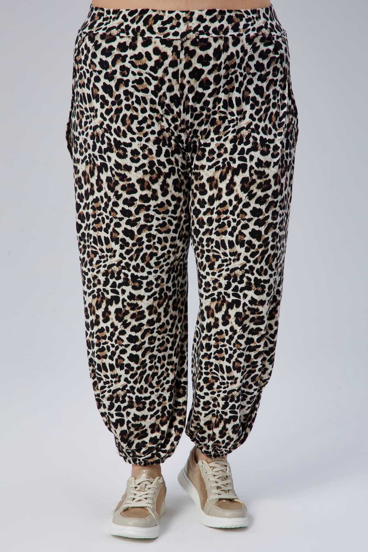 Büyük Beden Leopar Desenli Beli ve Paçası Lastikli Yanı Boydan Yırtmaç Viskon Pantolon LeoparCurvy TrendBüyük Beden Leopar Desenli Beli ve Paçası Lastikli Yanı Boydan Yırtmaç Viskon Pantolon Leopar