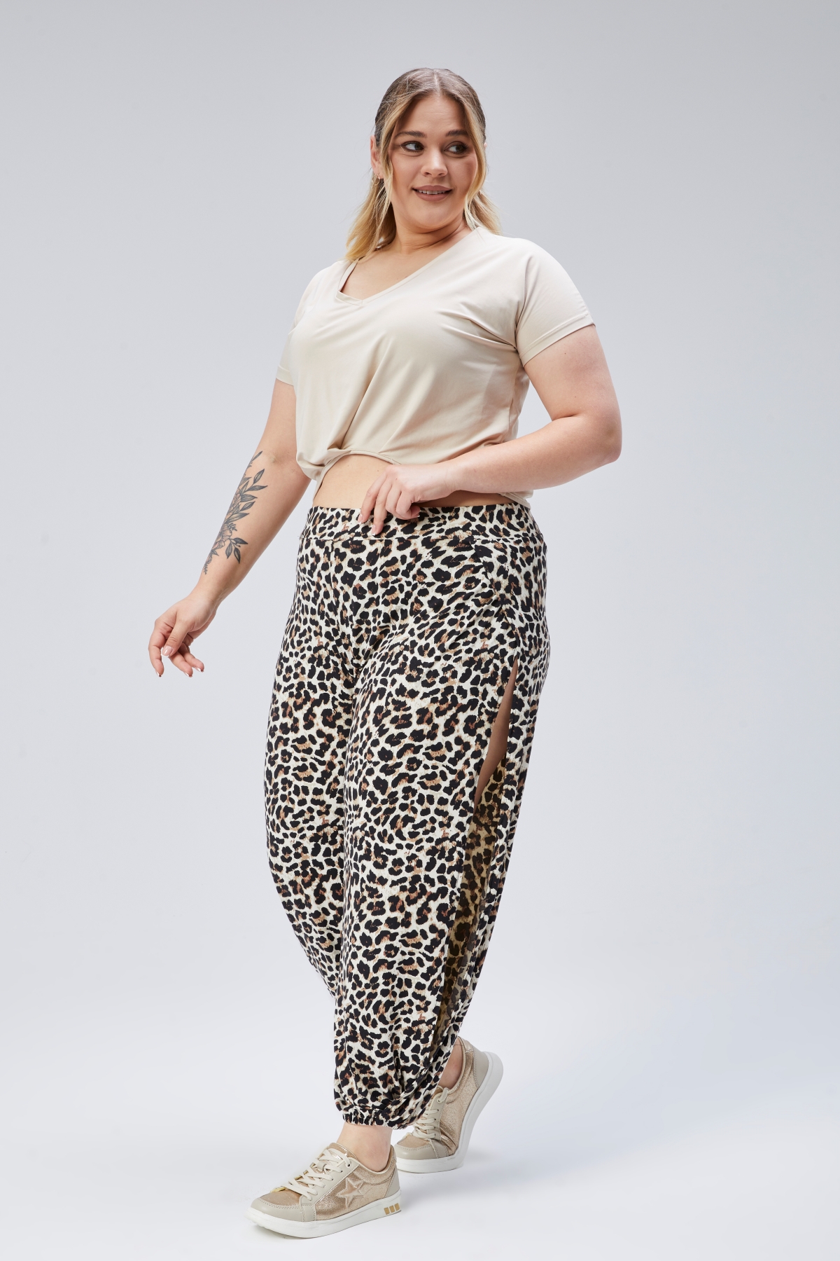 Büyük Beden Leopar Desenli Beli ve Paçası Lastikli Yanı Boydan Yırtmaç Viskon Pantolon LeoparCurvy TrendBüyük Beden Leopar Desenli Beli ve Paçası Lastikli Yanı Boydan Yırtmaç Viskon Pantolon Leopar