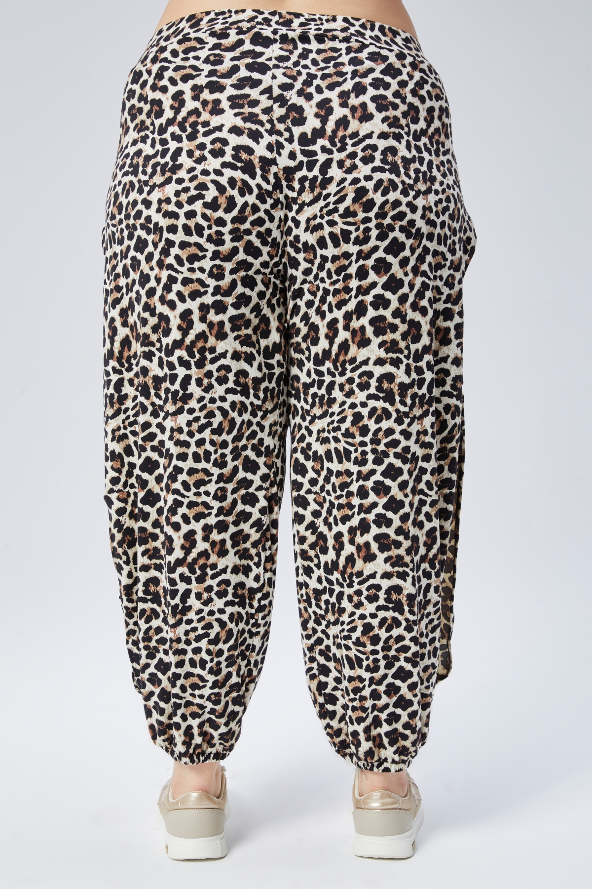 Büyük Beden Leopar Desenli Beli ve Paçası Lastikli Yanı Boydan Yırtmaç Viskon Pantolon LeoparCurvy TrendBüyük Beden Leopar Desenli Beli ve Paçası Lastikli Yanı Boydan Yırtmaç Viskon Pantolon Leopar
