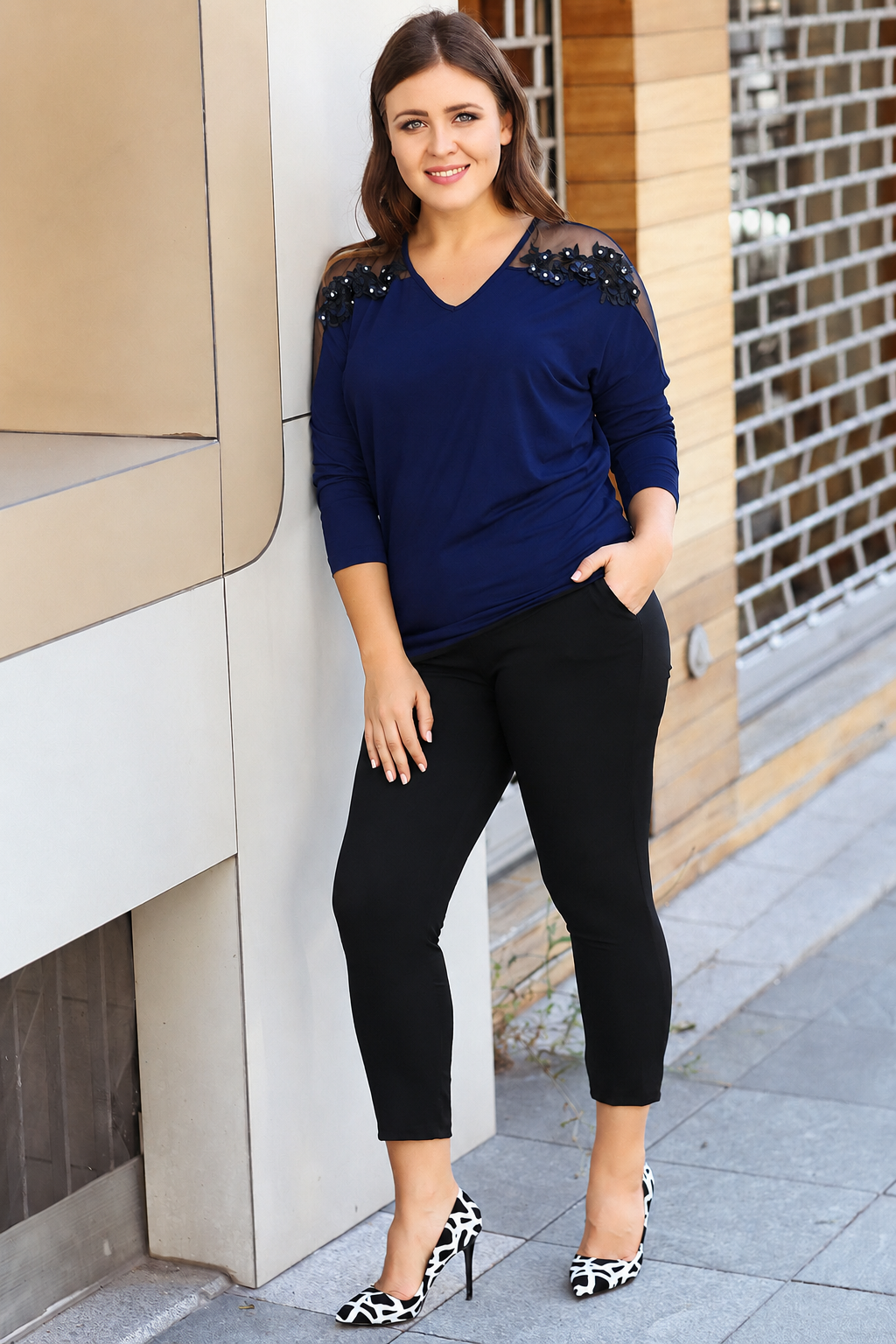 Büyük Beden Omuz Tüllü Çiçekli Bluz LacivertCurvy TrendBüyük Beden Omuz Tüllü Çiçekli Bluz Lacivert