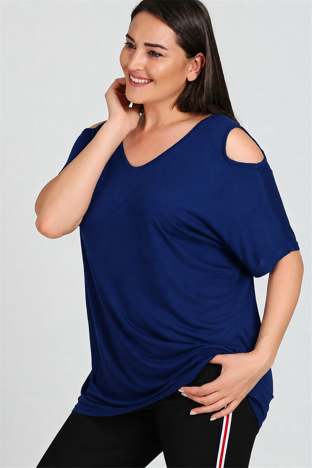 Büyük Beden Omuzu V Pencere Kısa Kol Bluz LacivertCurvy TrendBüyük Beden Omuzu V Pencere Kısa Kol Bluz Lacivert