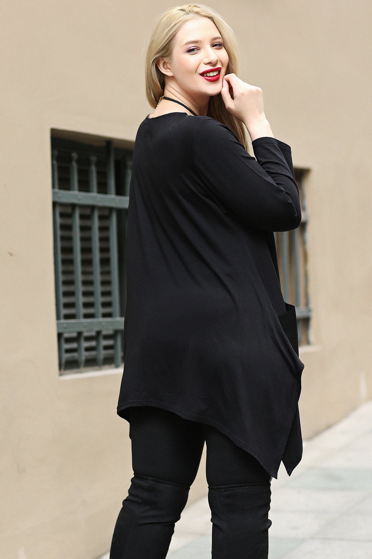Büyük Beden Sembol Baskılı Ön Cepli Yırtmaçlı Uzun Kol Tunik SiyahCurvy TrendBüyük Beden Sembol Baskılı Ön Cepli Yırtmaçlı Uzun Kol Tunik Siyah
