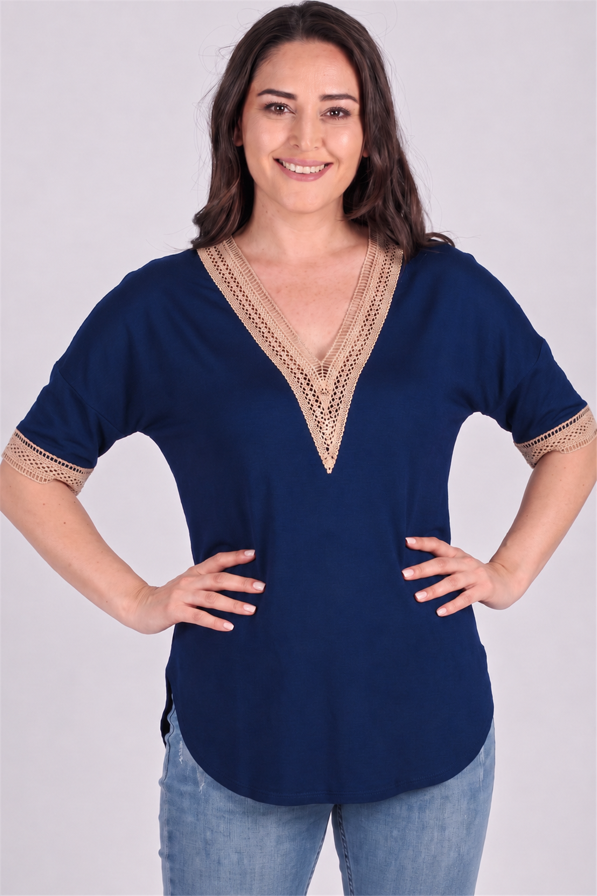 Büyük Beden V Yaka Bej Dantelli Yarım Kol Yan Yırtmaç Bluz LacivertCurvy TrendBüyük Beden V Yaka Bej Dantelli Yarım Kol Yan Yırtmaç Bluz Lacivert