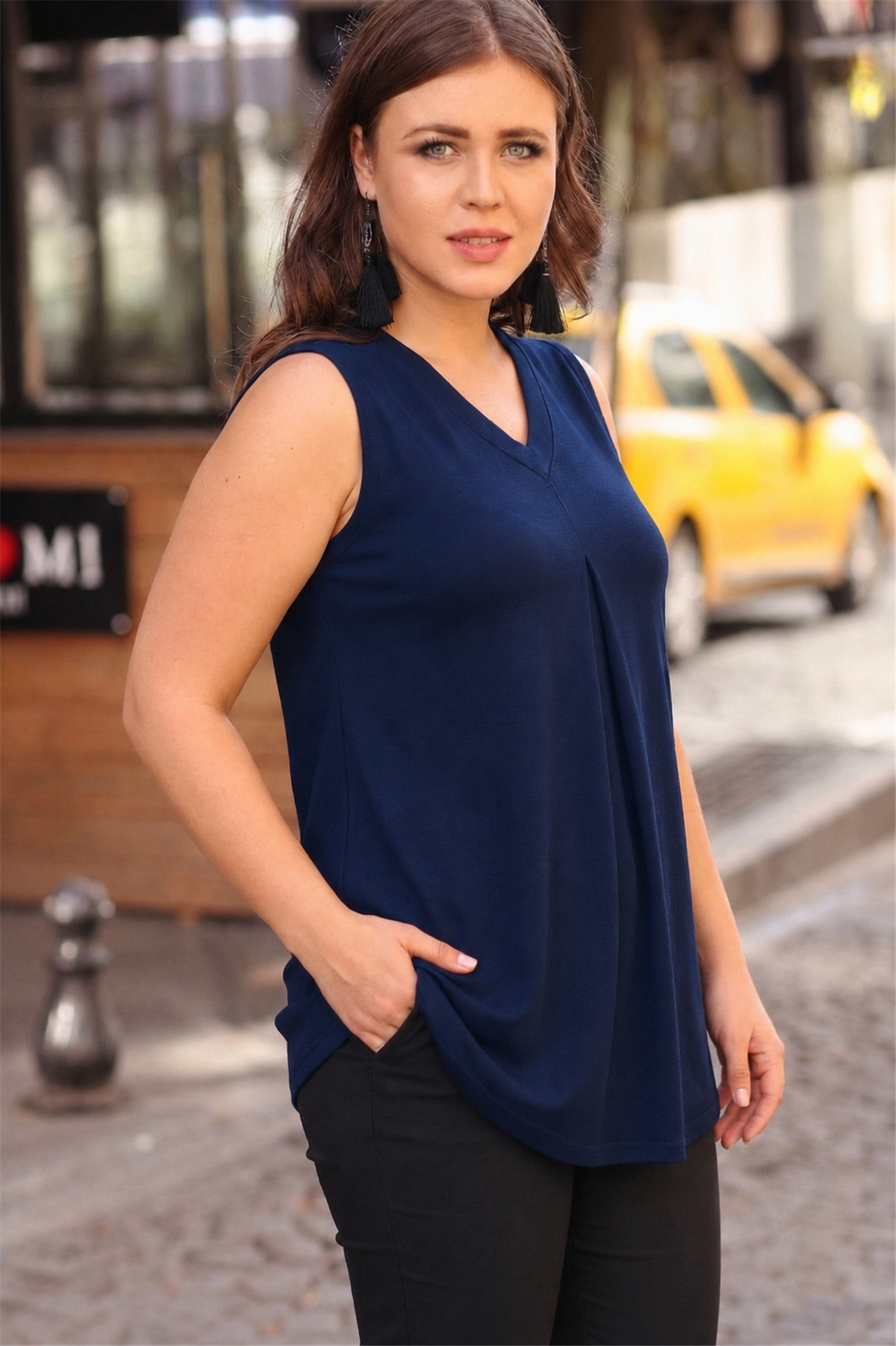Büyük Beden V Yaka Önü Pliseli Kolsuz Bluz LacivertCurvy TrendBüyük Beden V Yaka Önü Pliseli Kolsuz Bluz Lacivert