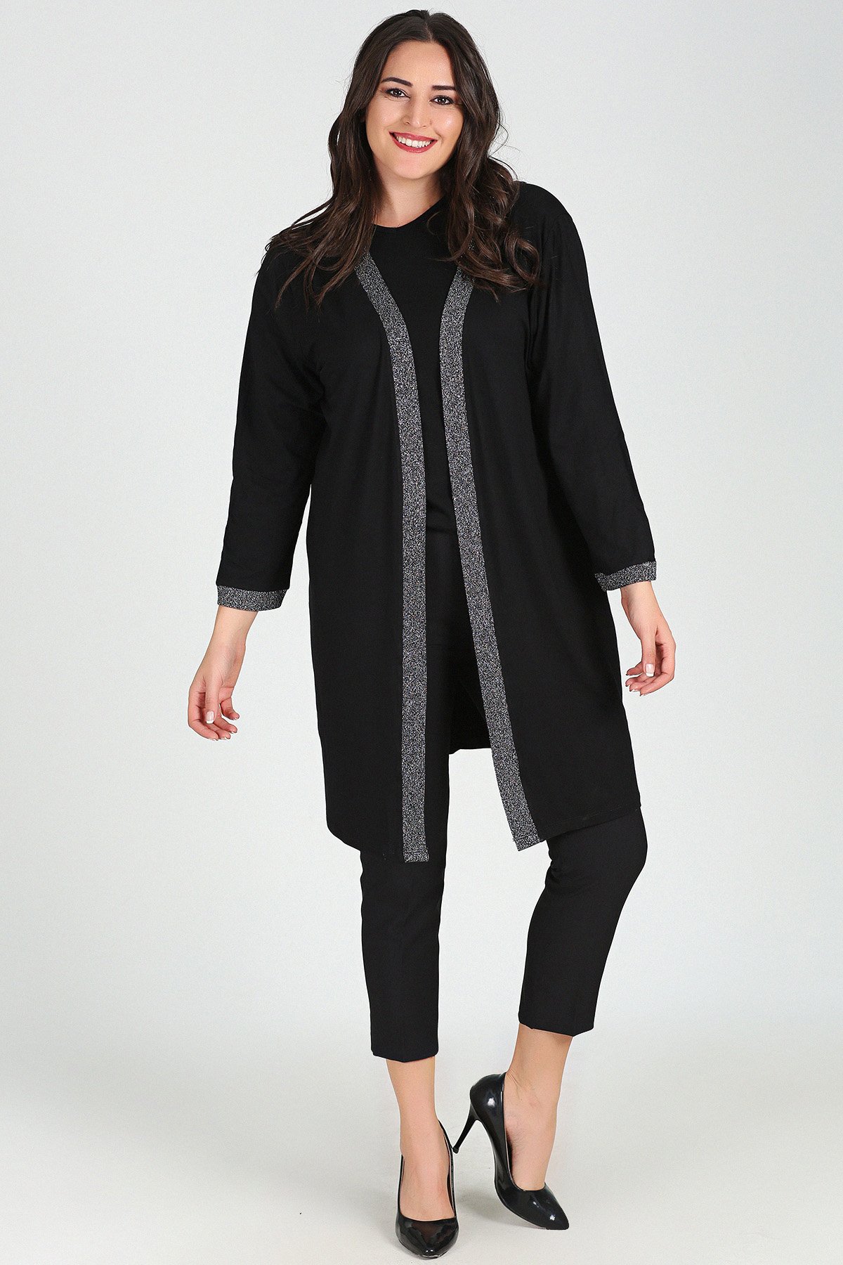 Büyük Beden Yaka Kolucu Simli HırkaCurvy TrendBüyük Beden Yaka Kolucu Simli Hırka Siyah