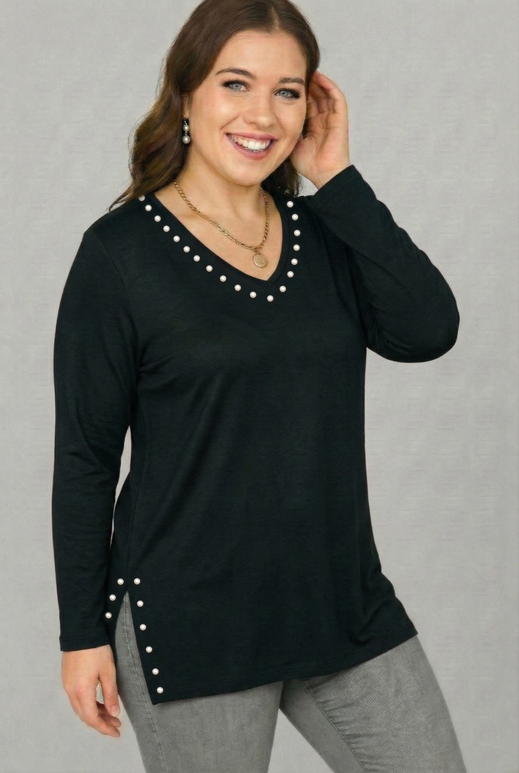 Büyük Beden Yaka ve Etek Yırtmaç İnci İşlemeli V Yaka Uzun Kol Yan Yırtmaçlı Bluz SiyahCurvy TrendBüyük Beden Yaka ve Etek Yırtmaç İnci İşlemeli V Yaka Uzun Kol Yan Yırtmaçlı Bluz Siyah