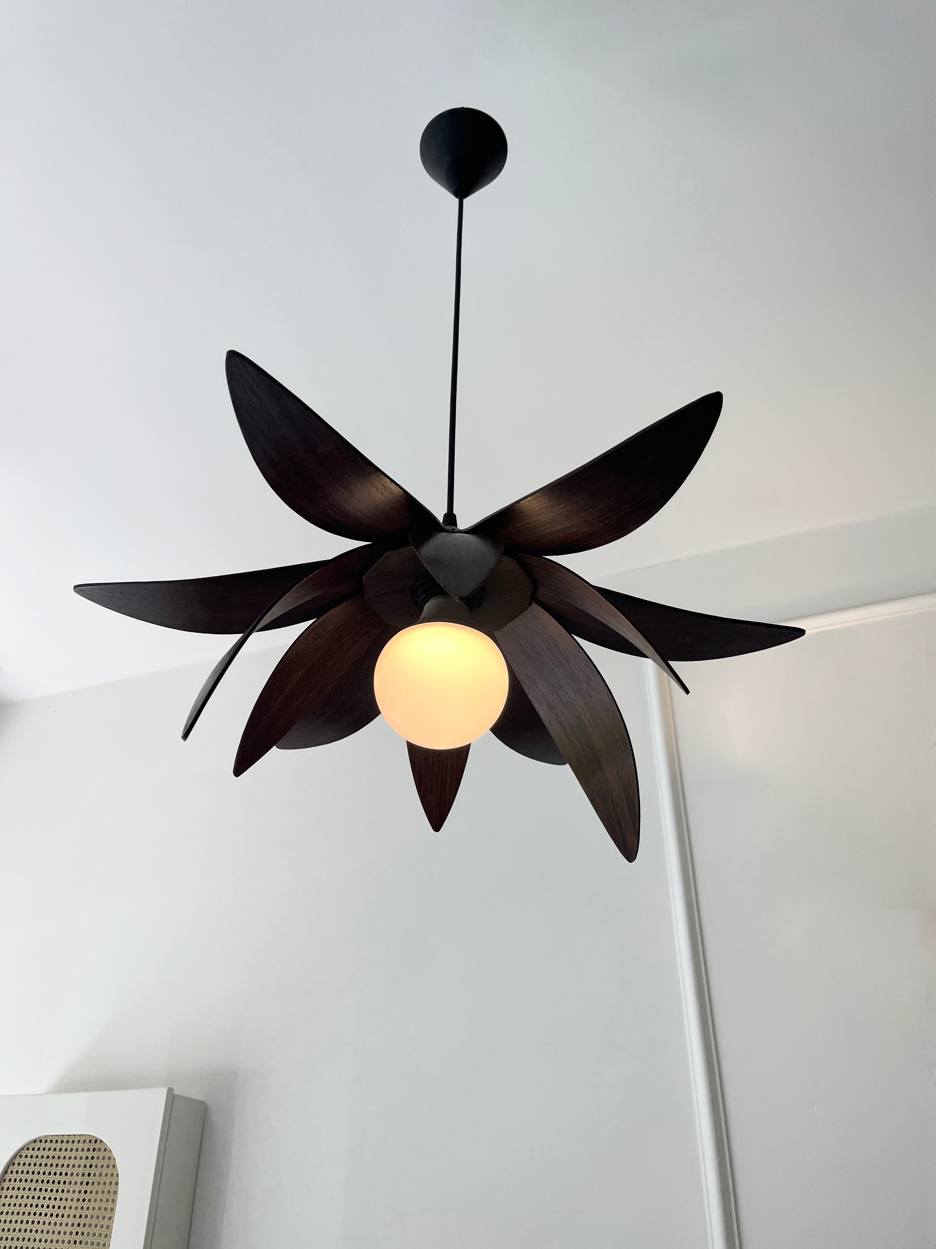 Lotus Avize – Ahşap Modern ve Minimal Tasarım Avize, İskandinav Salon ve Oturma Odası Aydınlatması (Ceviz)
