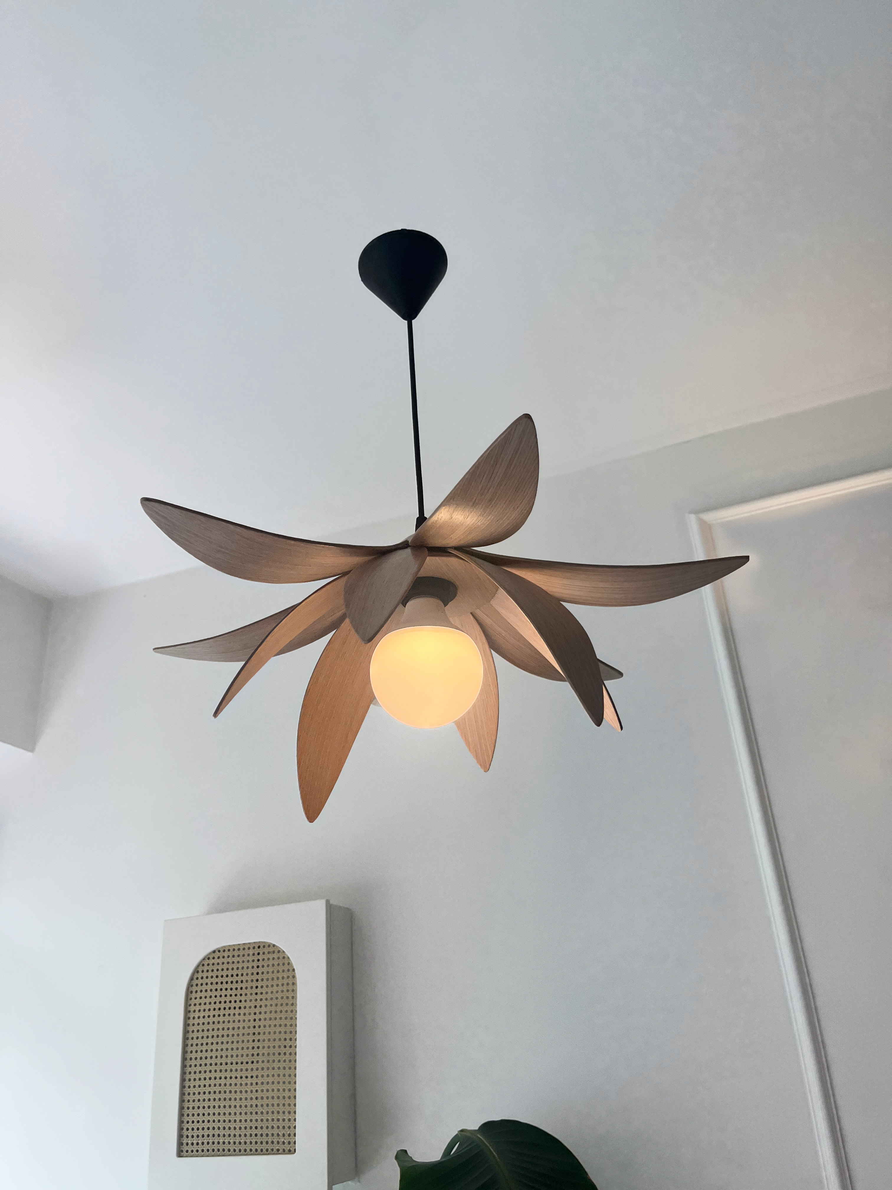 Lotus Avize – Ahşap Modern ve Minimal Tasarım Avize, İskandinav Salon ve Oturma Odası Aydınlatması (Açık Meşe)