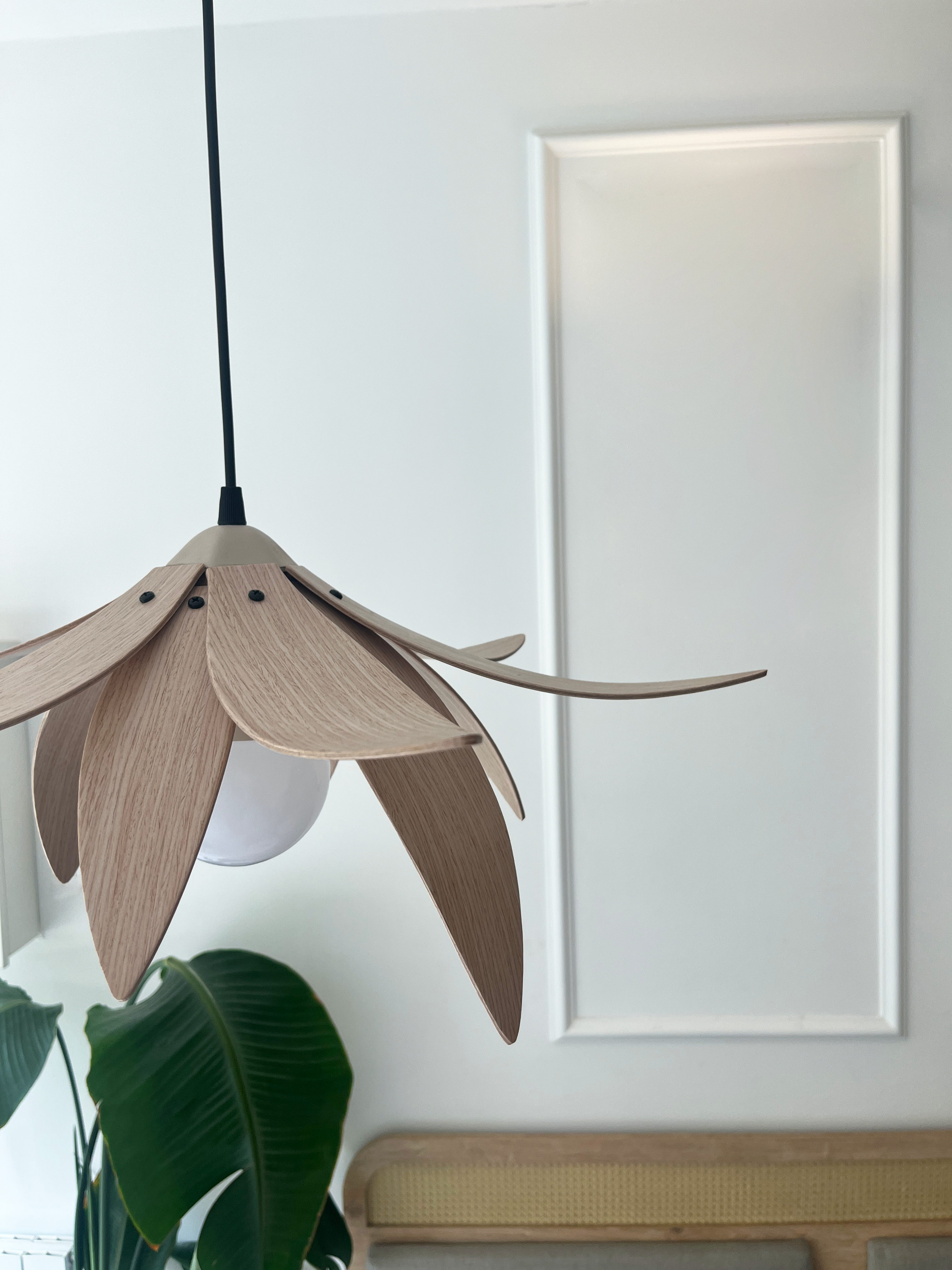 Lotus Avize – Ahşap Modern ve Minimal Tasarım Avize, İskandinav Salon ve Oturma Odası Aydınlatması (Açık Meşe)