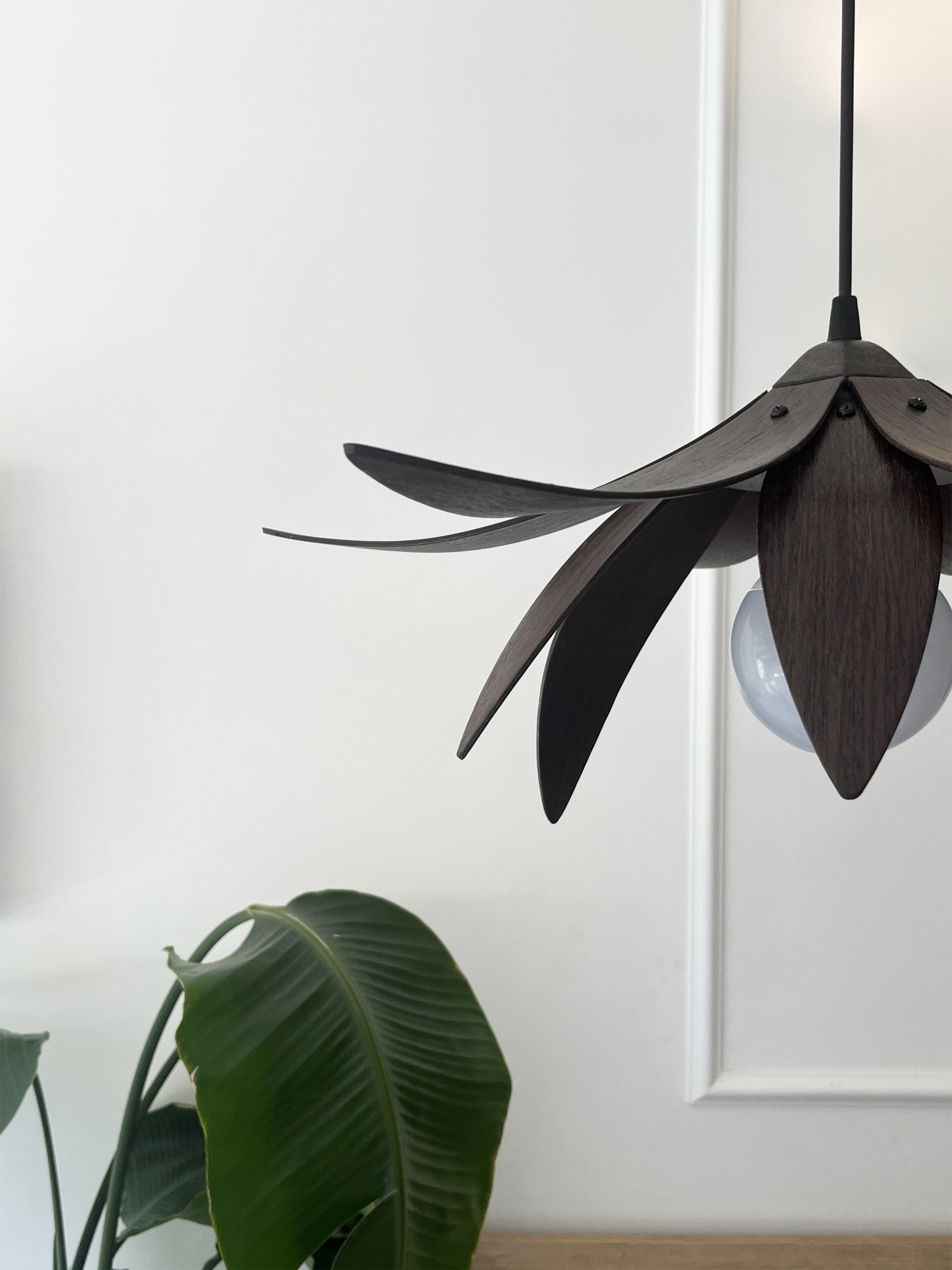 Lotus Avize – Ahşap Modern ve Minimal Tasarım Avize, İskandinav Salon ve Oturma Odası Aydınlatması (Ceviz)