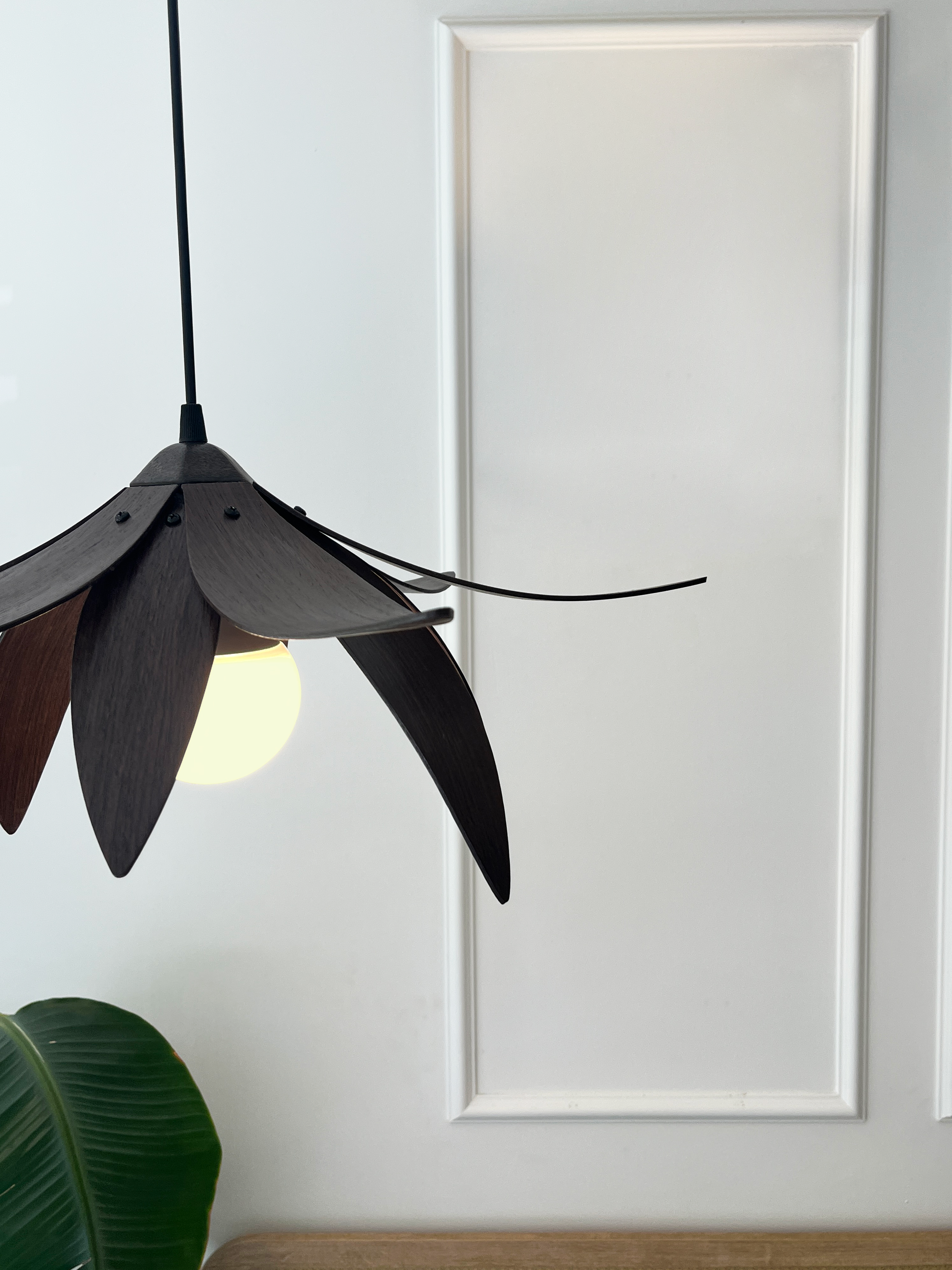 Lotus Avize – Ahşap Modern ve Minimal Tasarım Avize, İskandinav Salon ve Oturma Odası Aydınlatması (Ceviz)