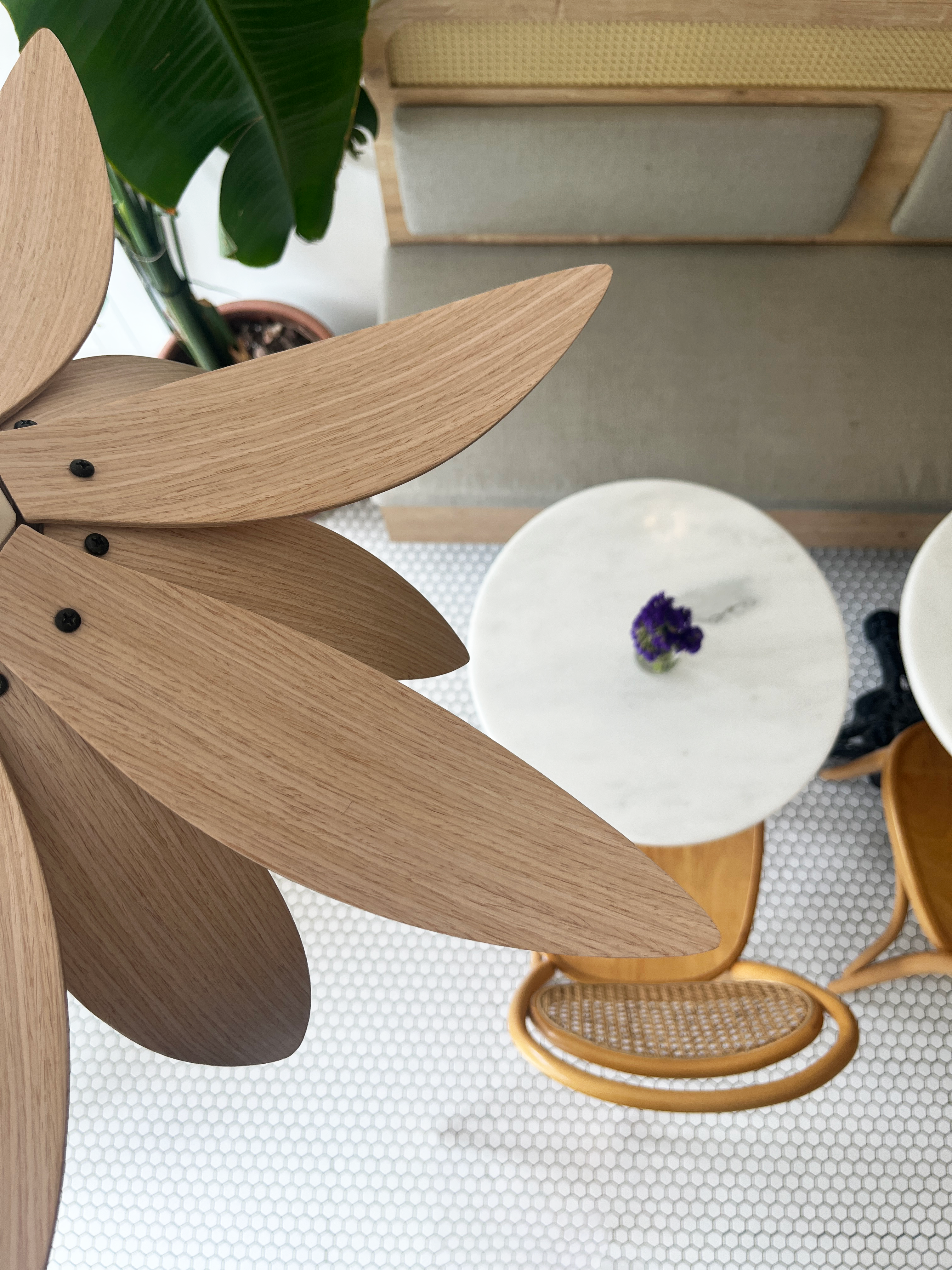 Lotus Avize – Ahşap Modern ve Minimal Tasarım Avize, İskandinav Salon ve Oturma Odası Aydınlatması (Açık Meşe)