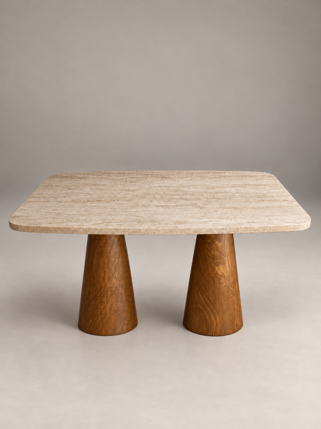 traverten-mdf-masa-studyo.png	Salda 130x80 cm traverten desenli MDF masanın meşe rengi masif ahşap ayaklarıyla gri stüdyo görünümü