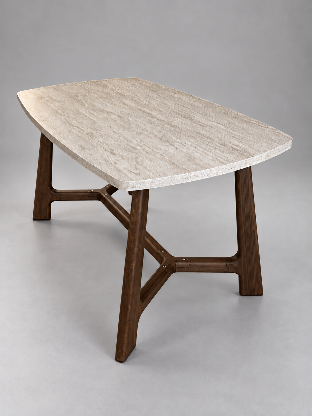 Fagus Wood Side masanın traverten desenli MDF tablası ve ceviz masif ahşap kelebek ayakları