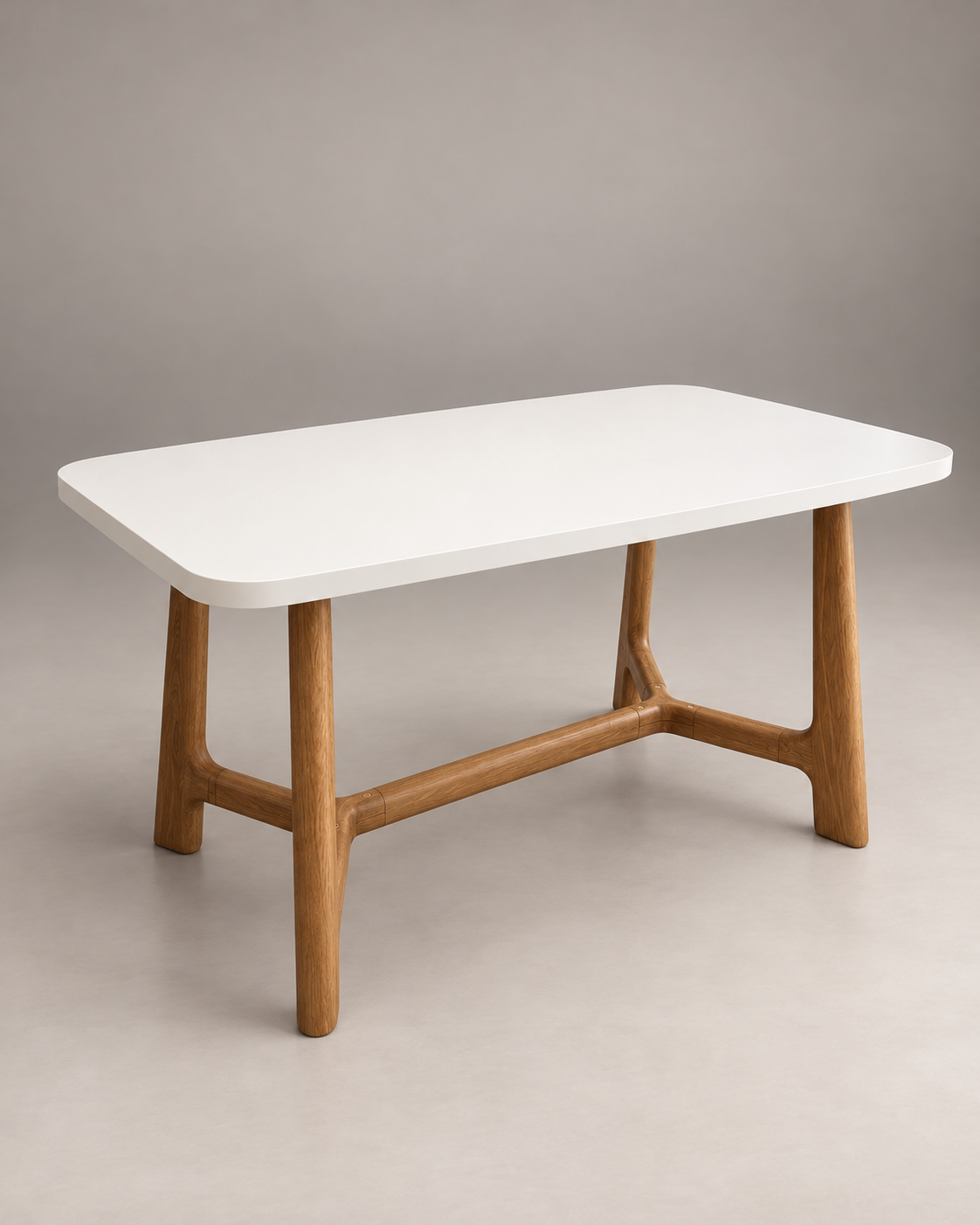 Fagus Wood Trilye beyaz MDF tablalı ve meşe rengi ahşap ayaklı masanın stüdyo görünümü