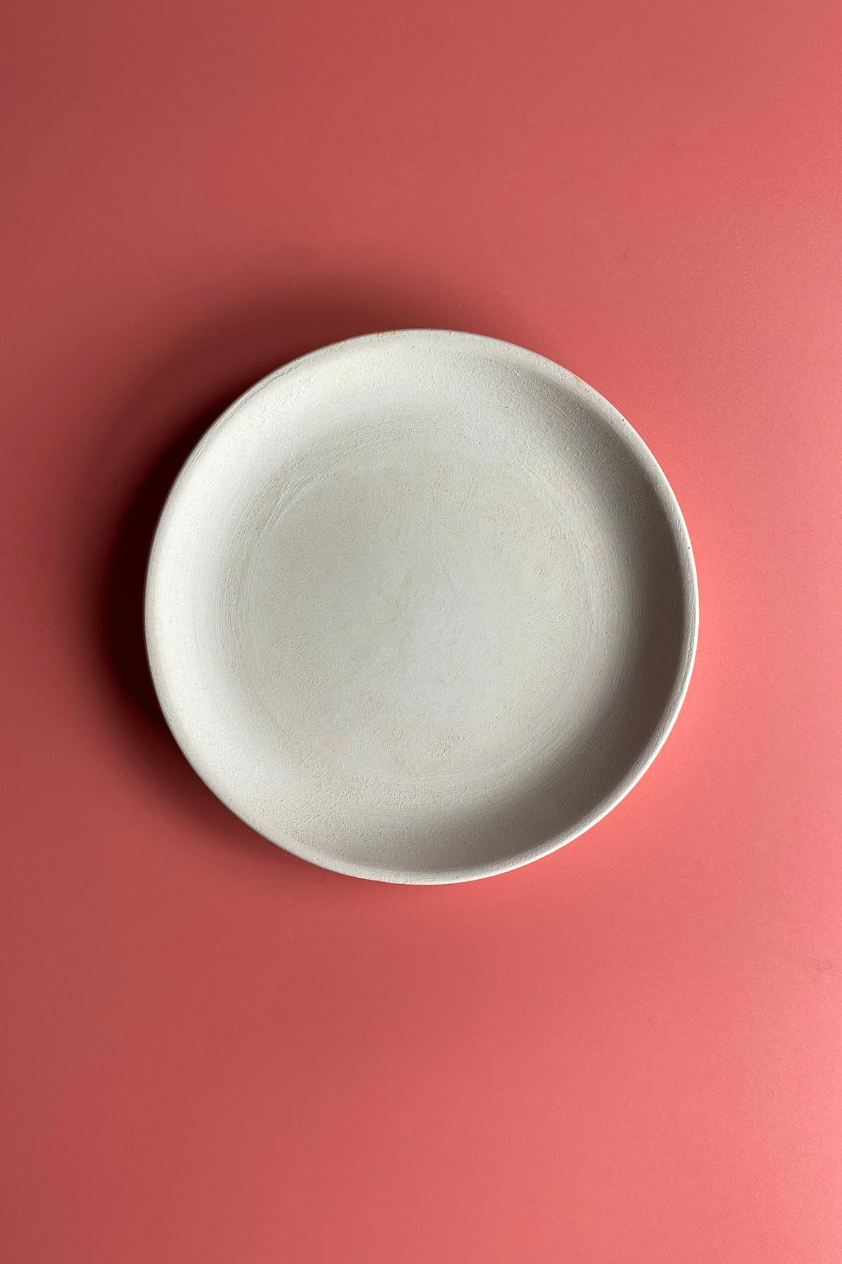 Керамическая тарелка с краями из бисквита