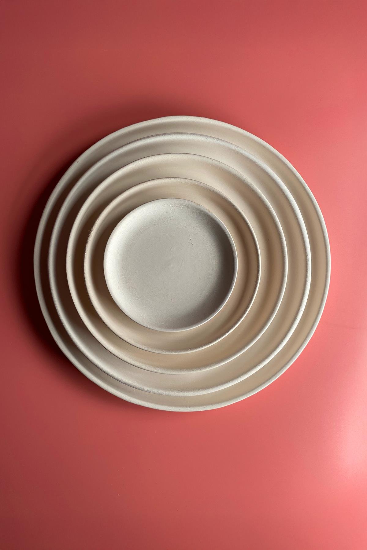 Керамическая тарелка с краями из бисквита