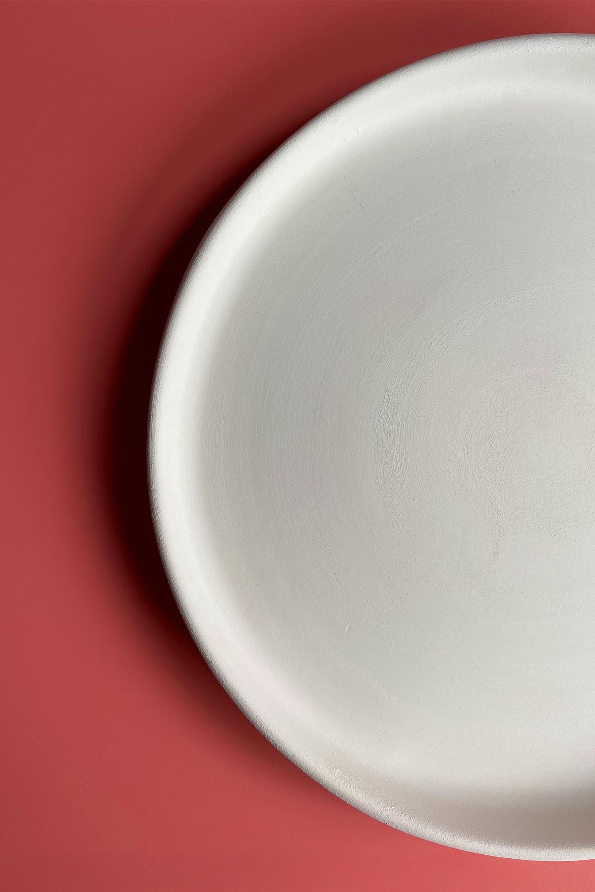 Керамическая тарелка с краями из бисквита