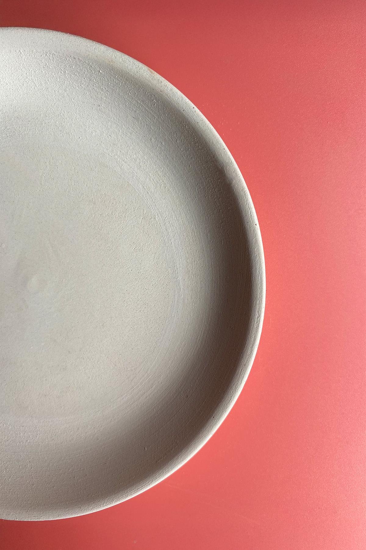 Керамическая тарелка с краями из бисквита