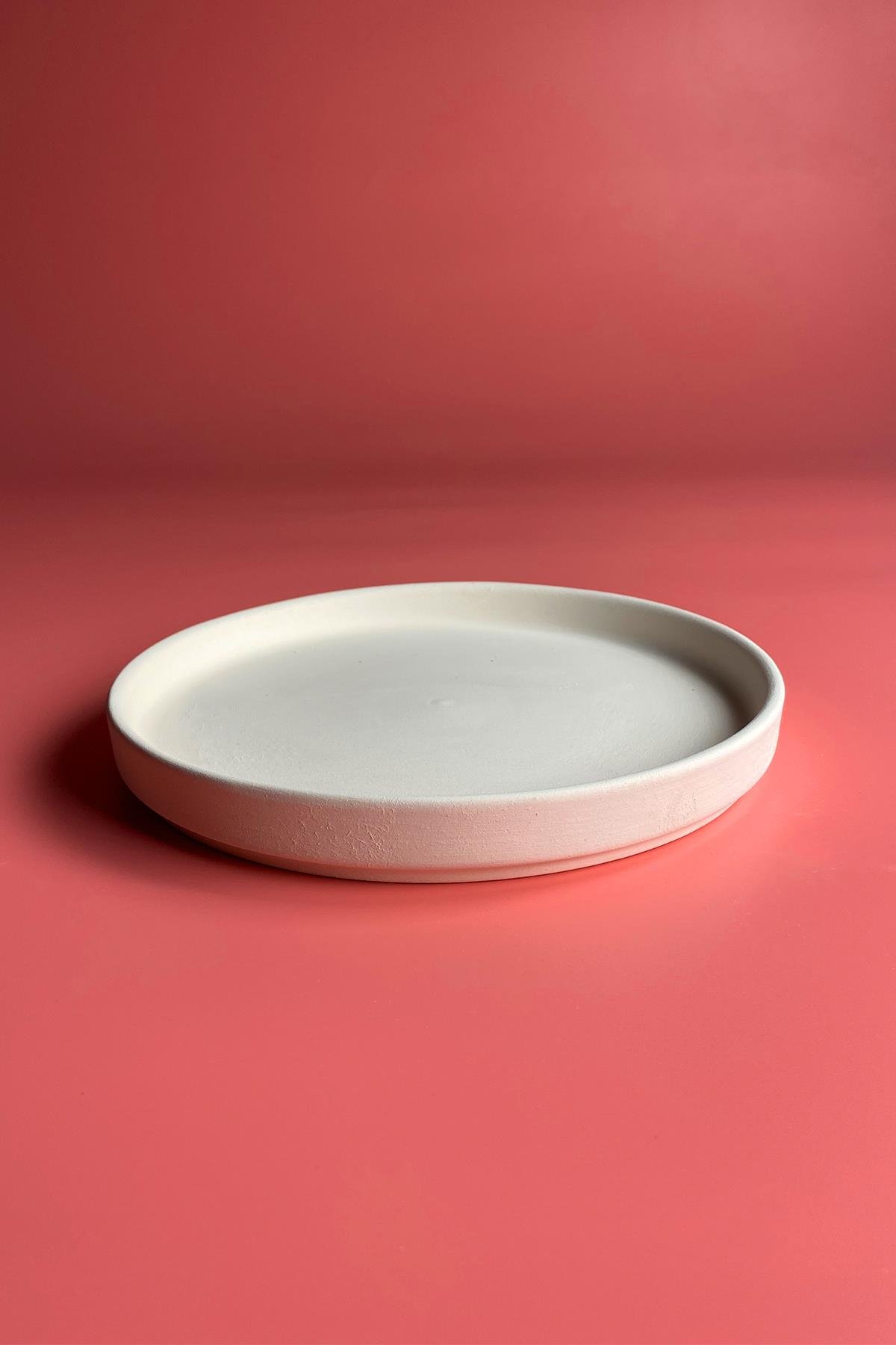 Керамическая тарелка с краями из бисквита