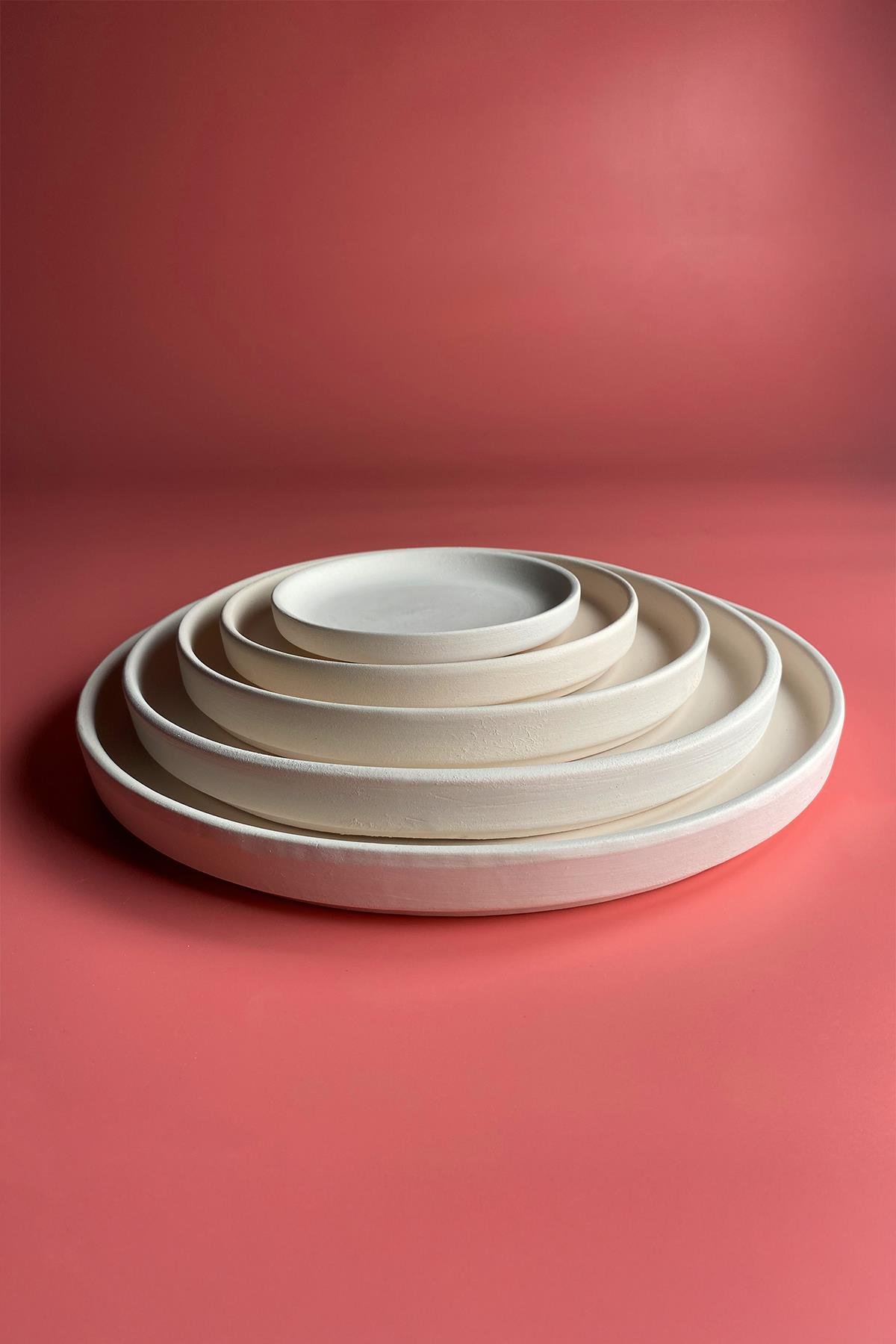 Керамическая тарелка с краями из бисквита