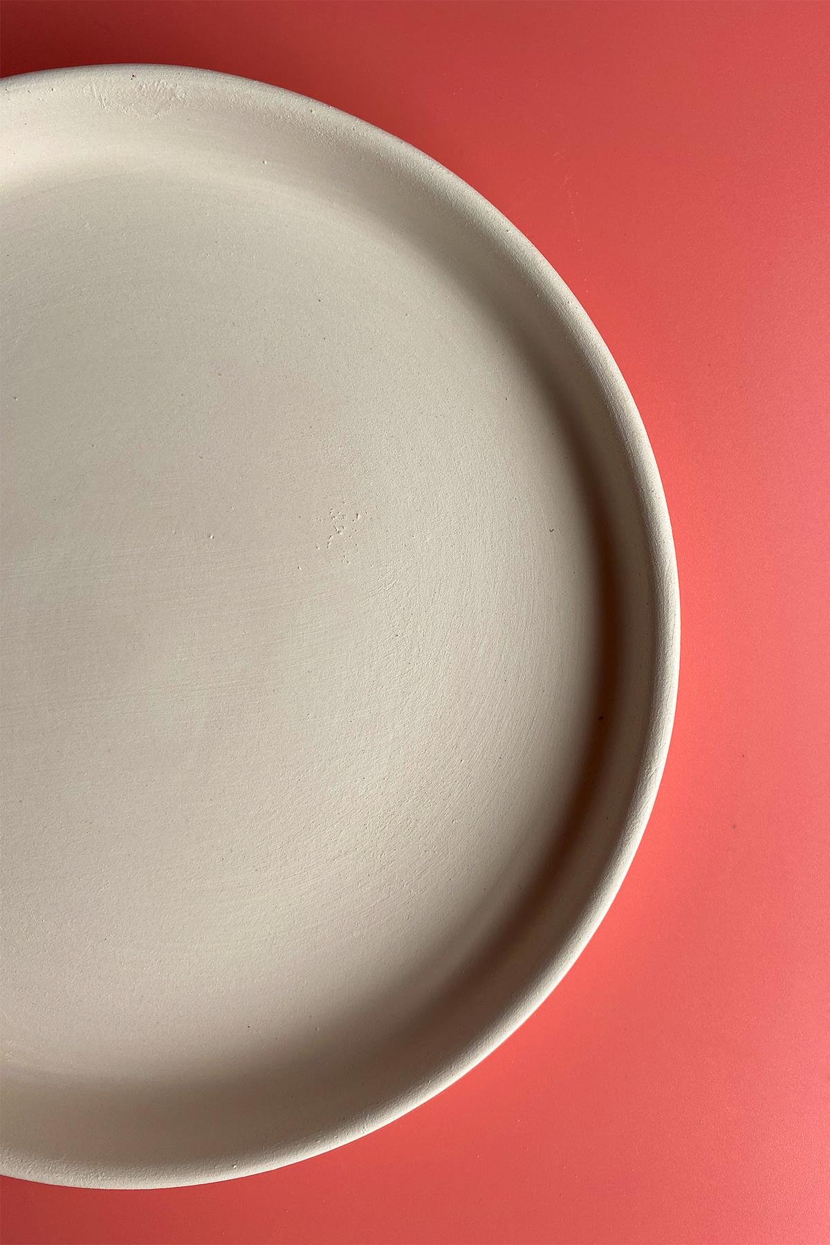 Керамическая тарелка с краями из бисквита