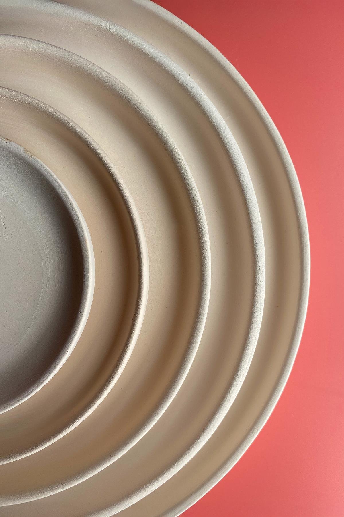 Керамическая тарелка с краями из бисквита