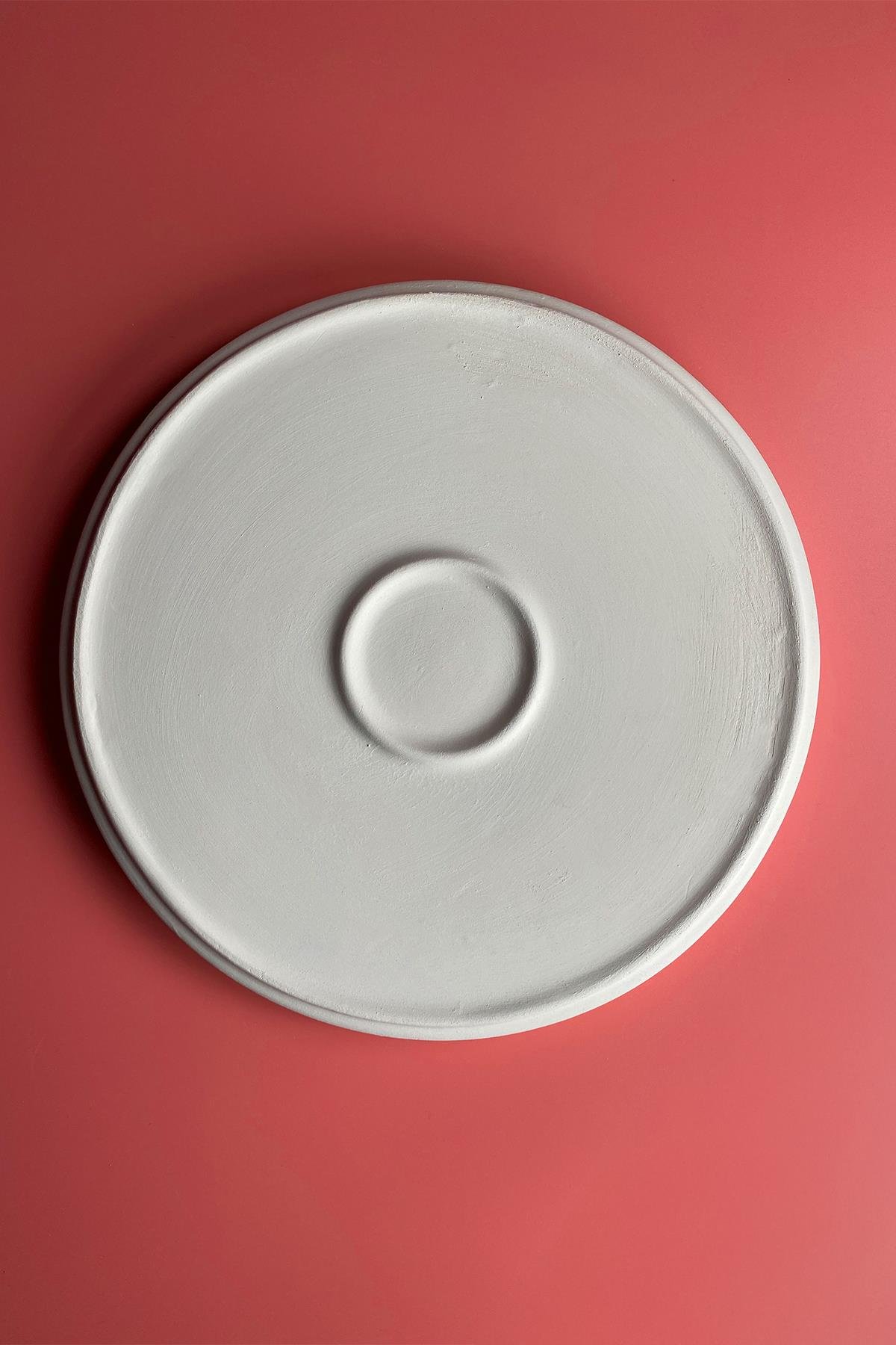 Керамическая тарелка с краями из бисквита