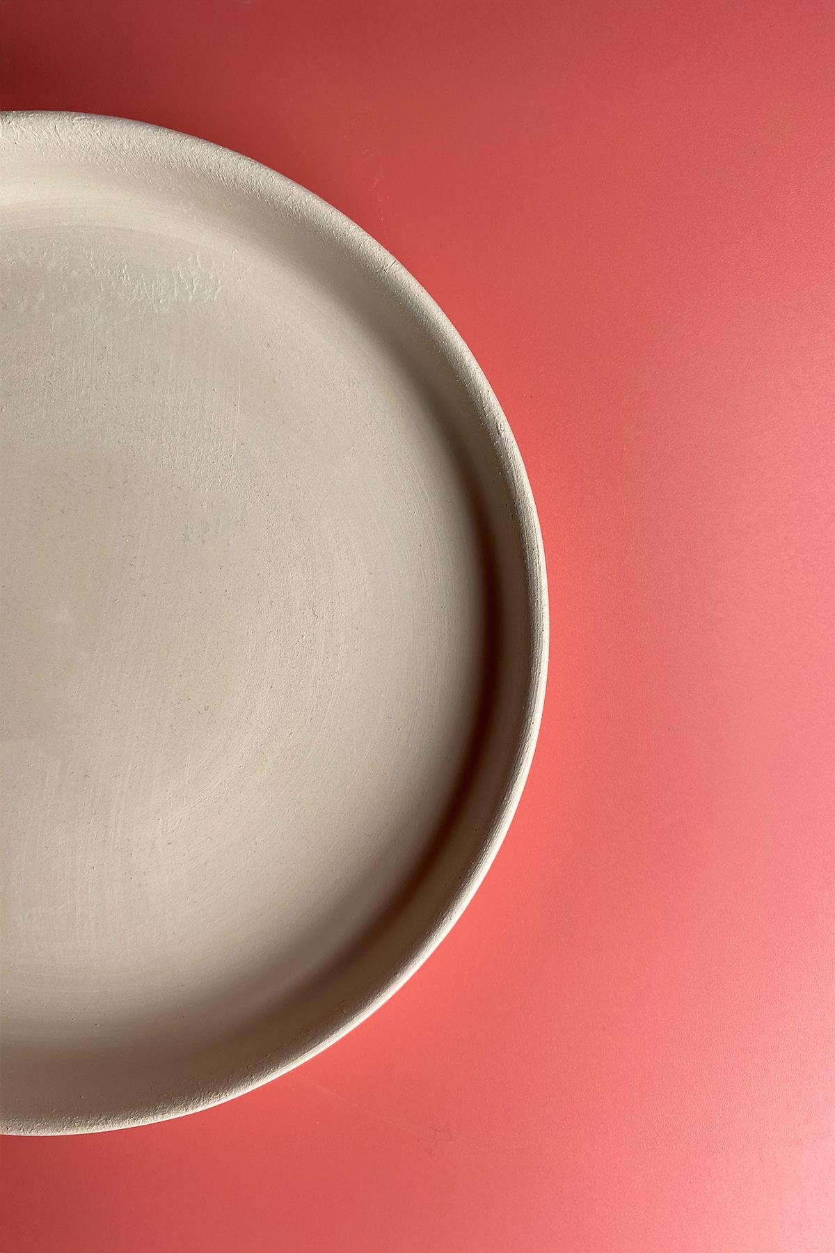 Керамическая тарелка с краями из бисквита