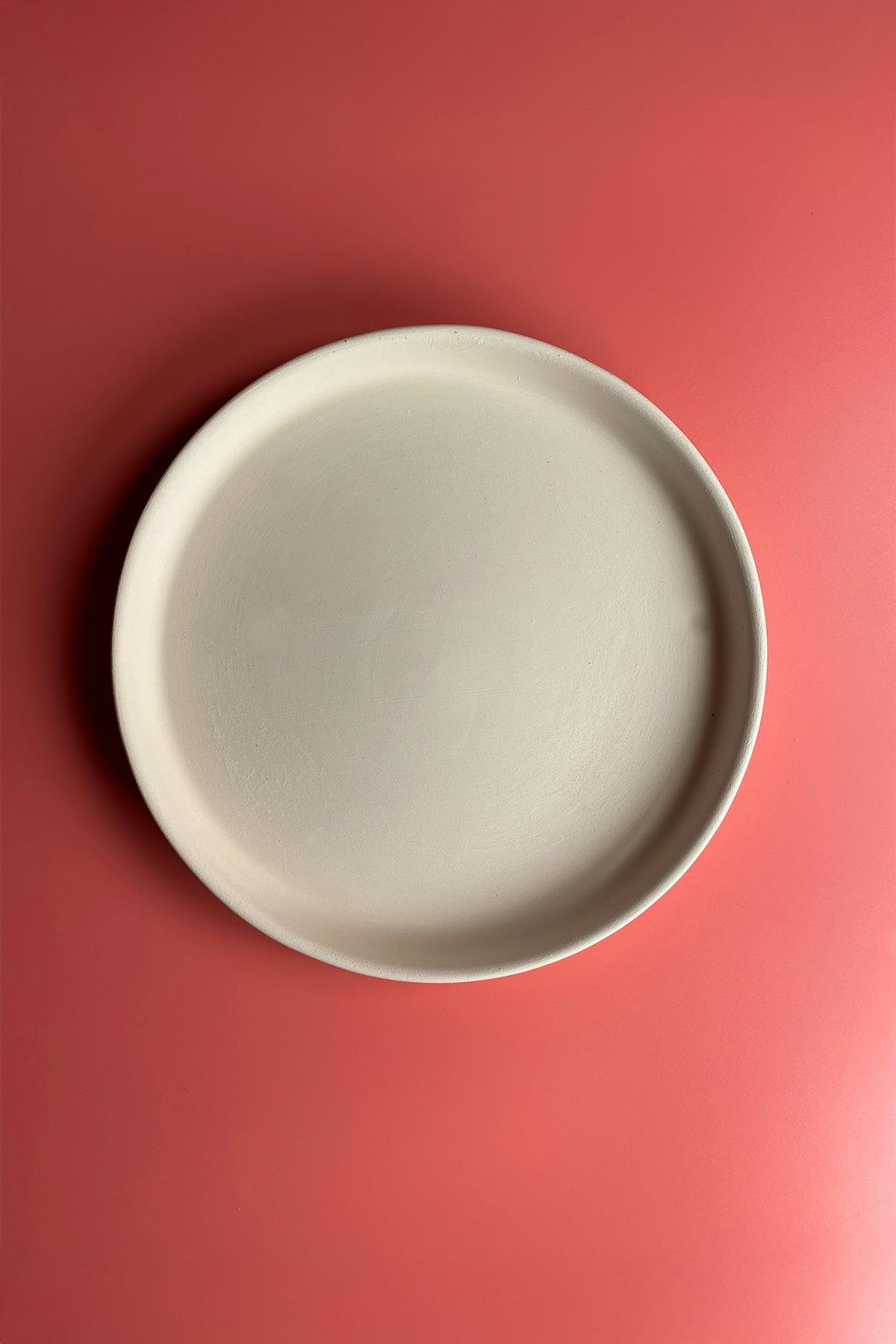 Керамическая тарелка с краями из бисквита