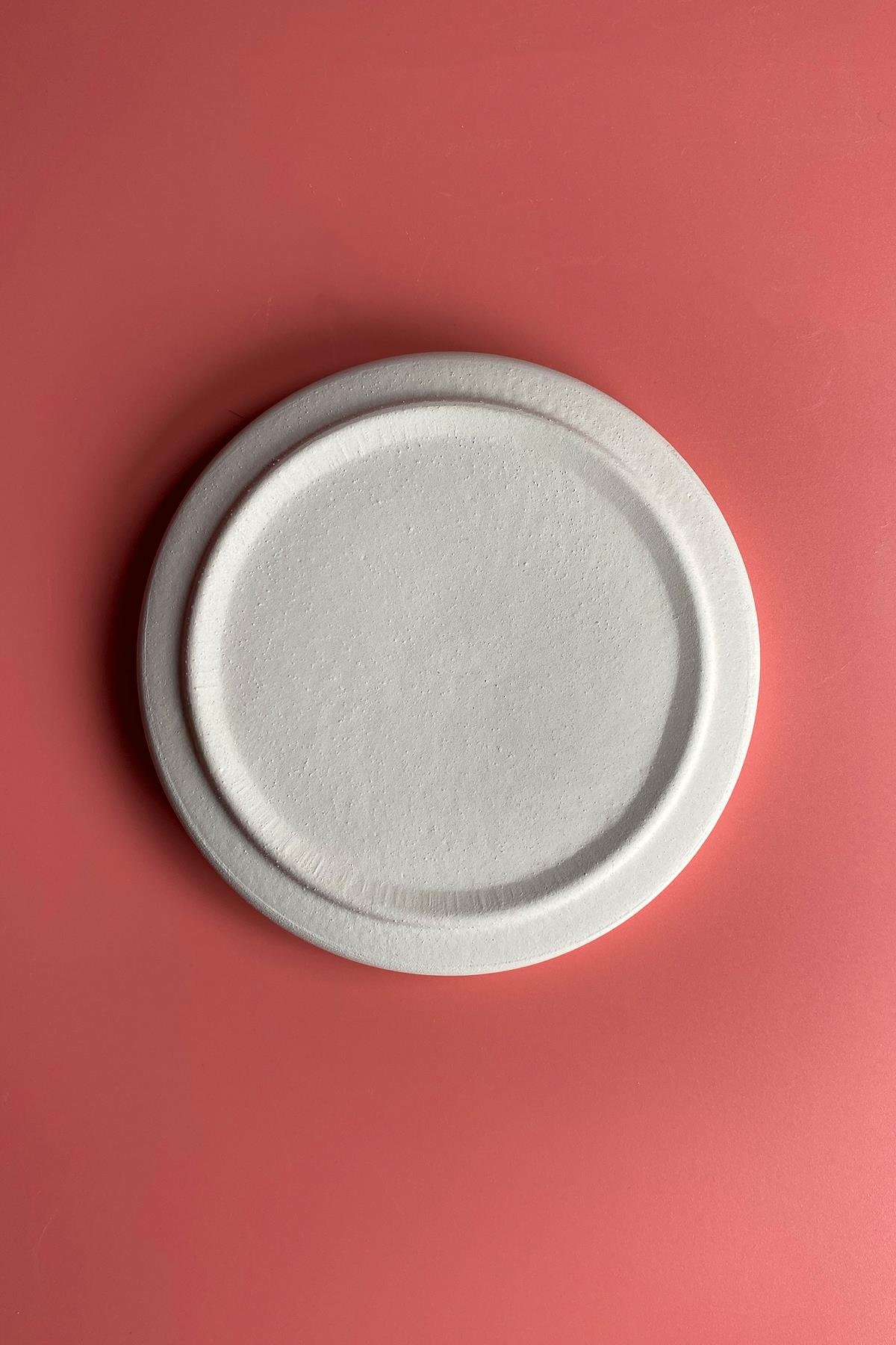 Керамическая тарелка с краями из бисквита