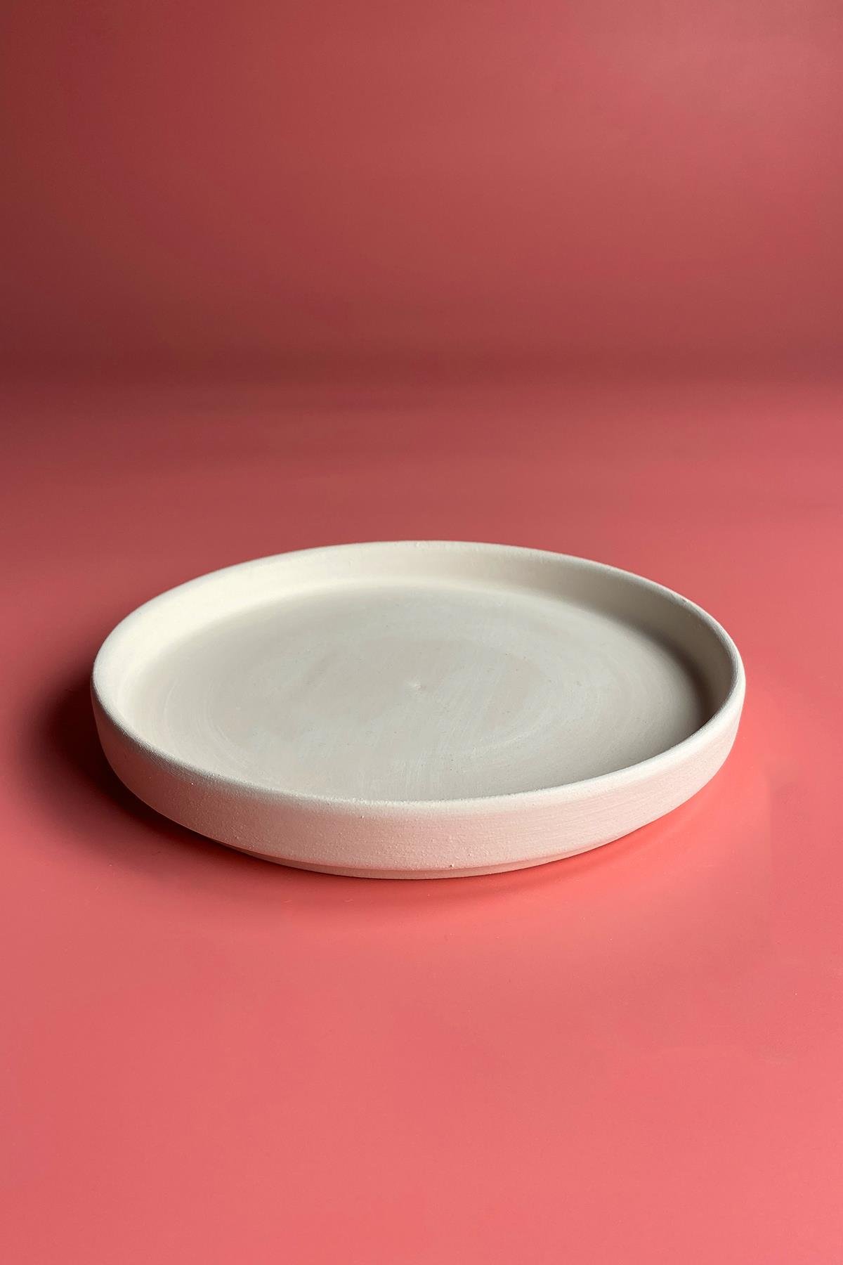 Керамическая тарелка с краями из бисквита