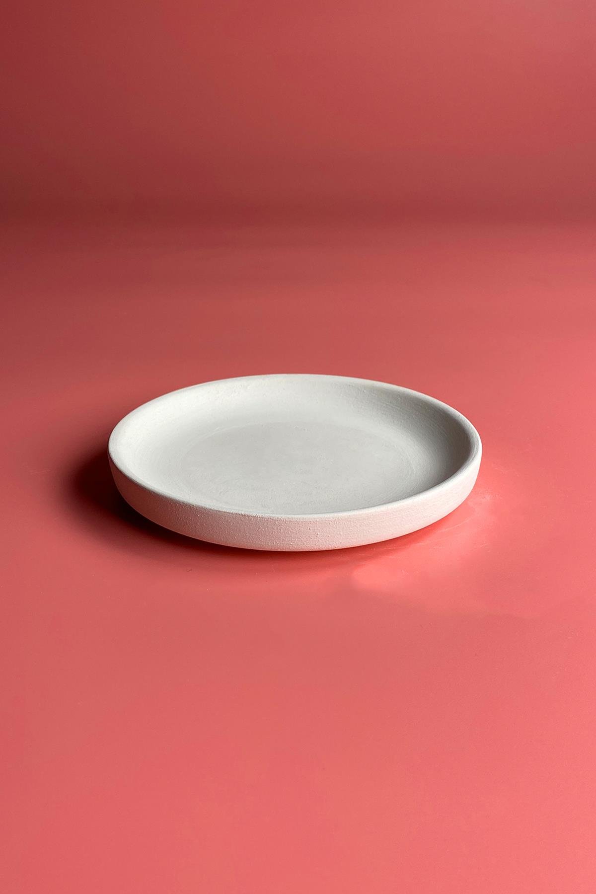 Керамическая тарелка с краями из бисквита