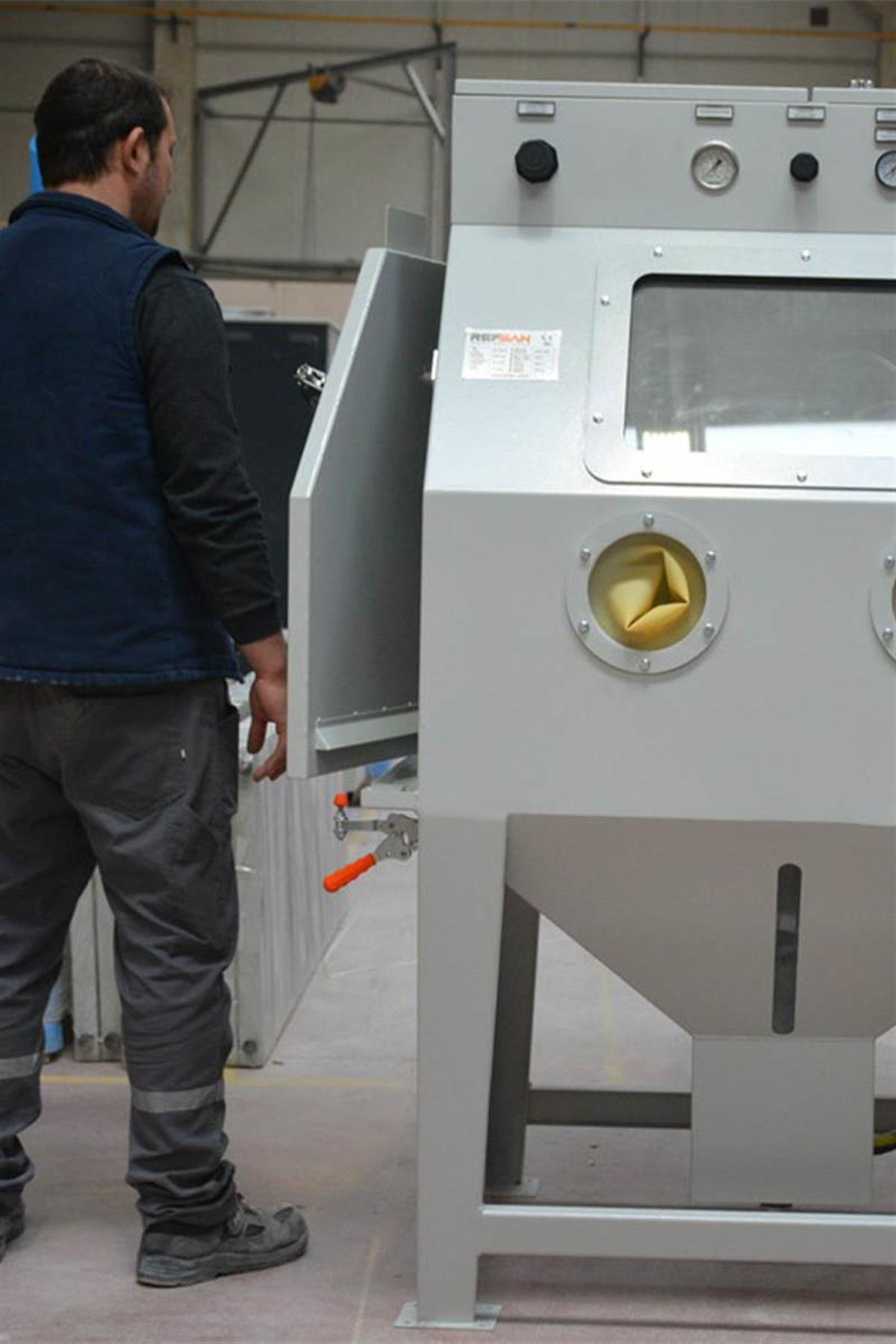 REFSAN SANDING CABINET
