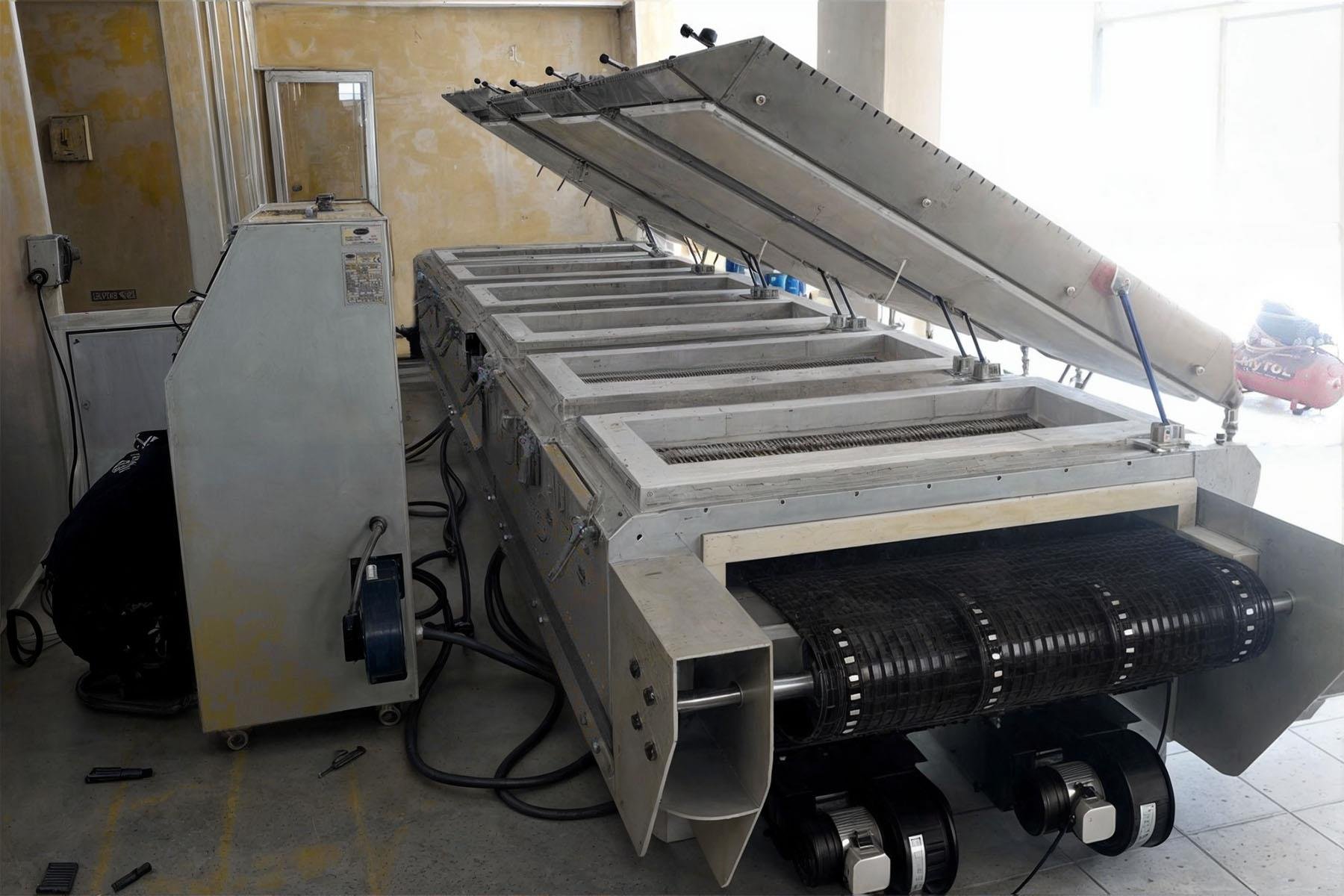 Tunnel Furnace With Wire Conveyor