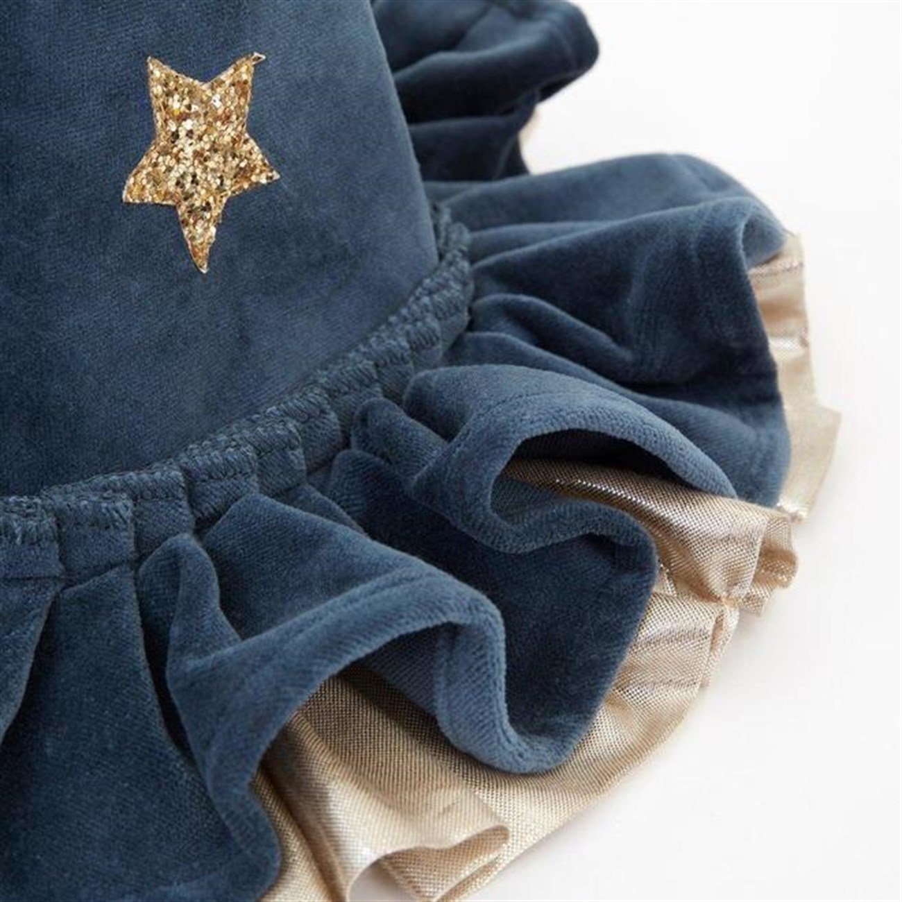 Mavi Cadı Şapkası Gizden Gelenler