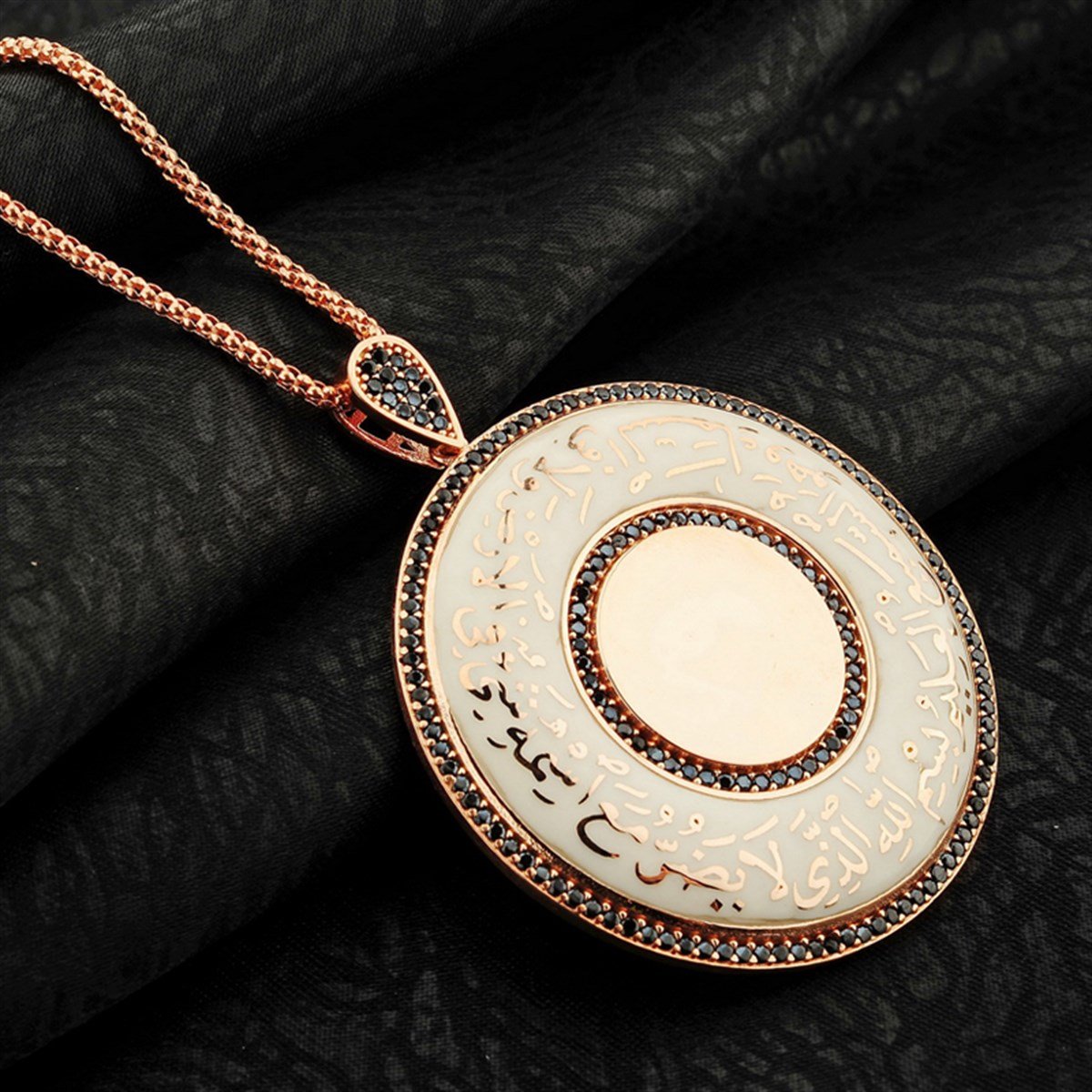 Beyaz Mineli Oniks Zirkon Taşlı Roz Kaplamalı Bismillahillezi La Yedurru Yazılı Gümüş Bayan Madalyon Zincirli