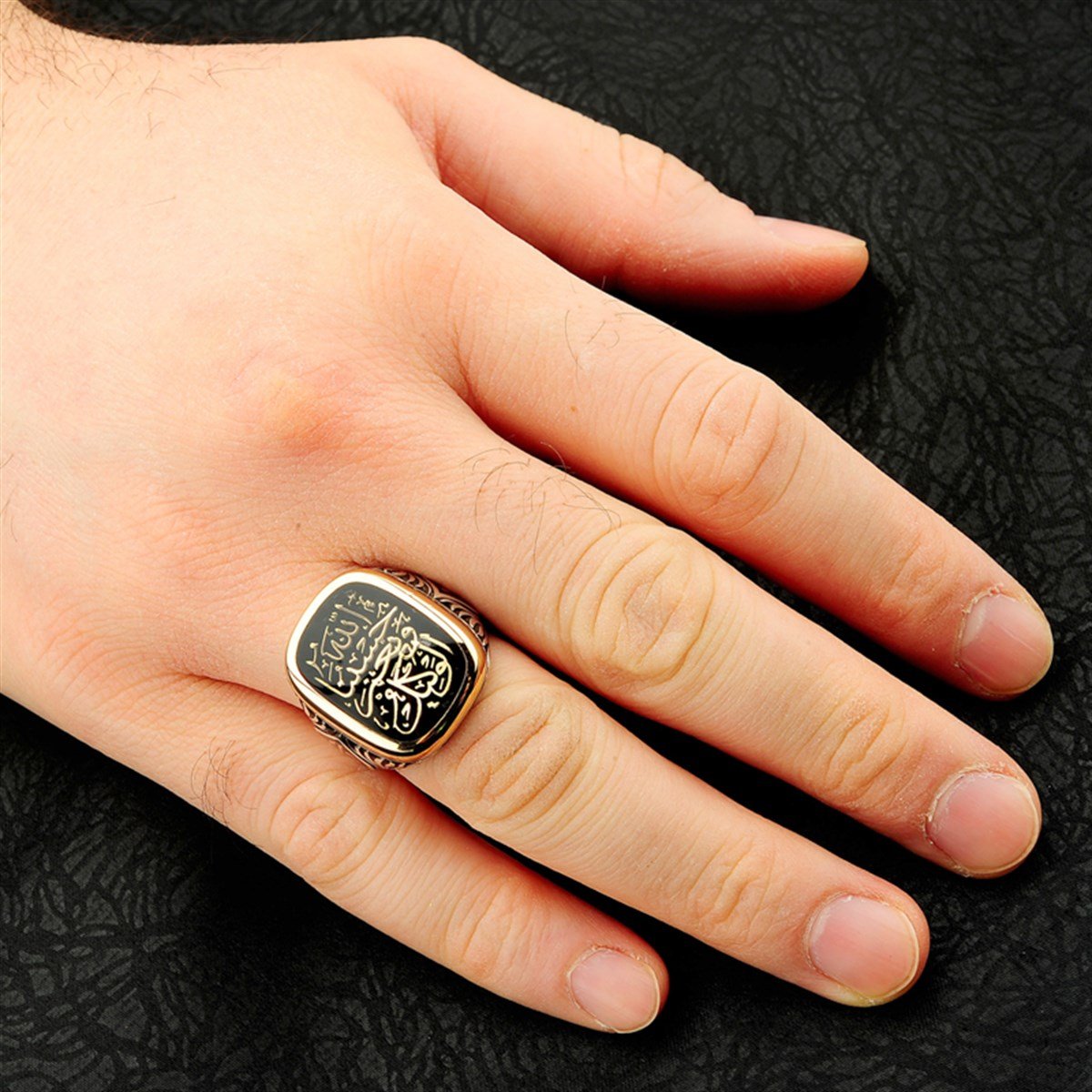 Değişebilir Yan Sembollü Dikdörtgen TV Kasalı Yeni Hat Tasarımlı Hasbünallâhu ve Nİ'me'l Vekil 925 Ayar Gümüş Erkek Yüzük